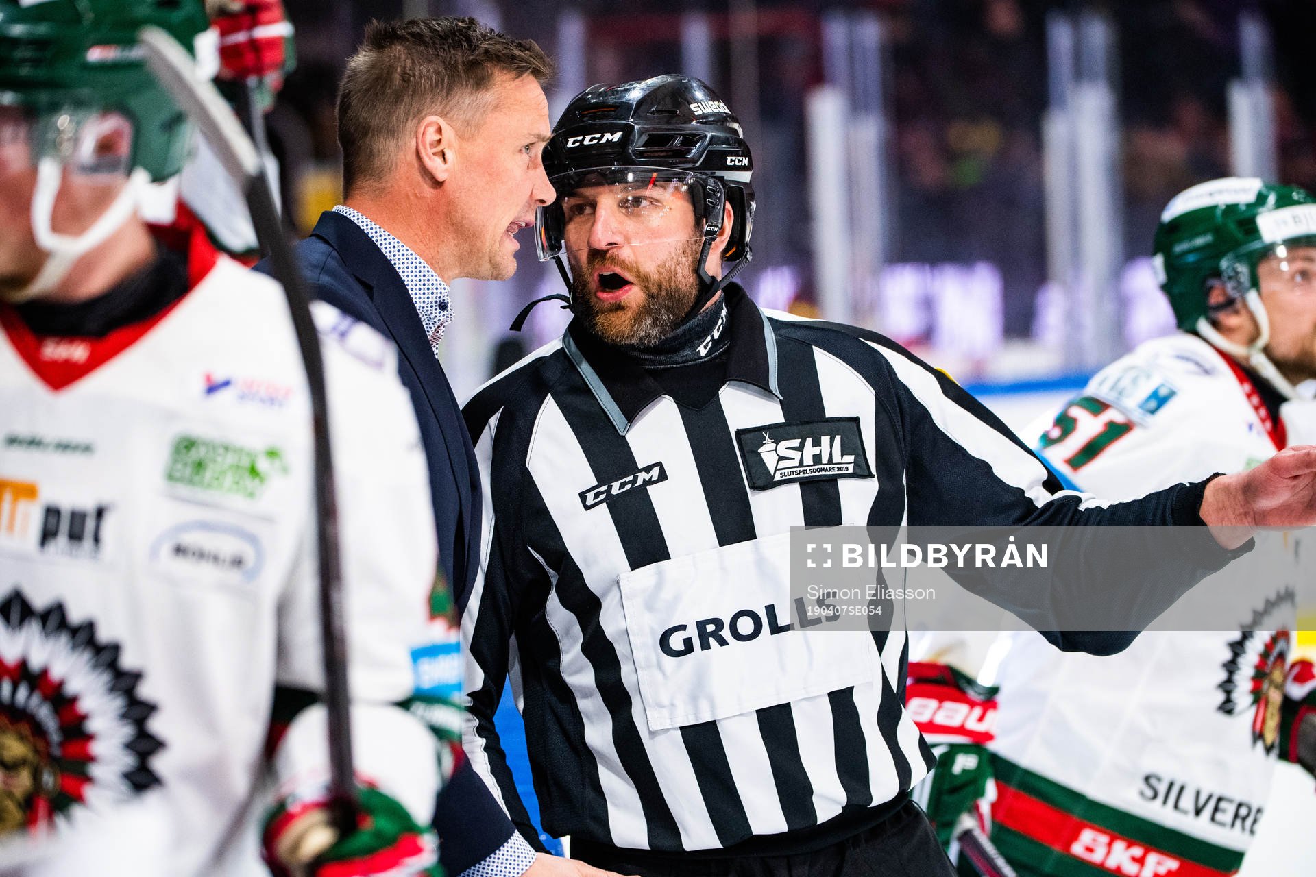 Frölundas tränare Roger Rönnberg  och Linjedomare Emil