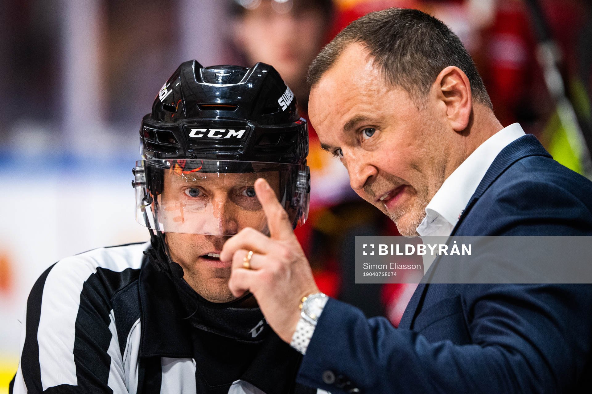 Domare Sören Persson och Luleås tränare Thomas Berglund