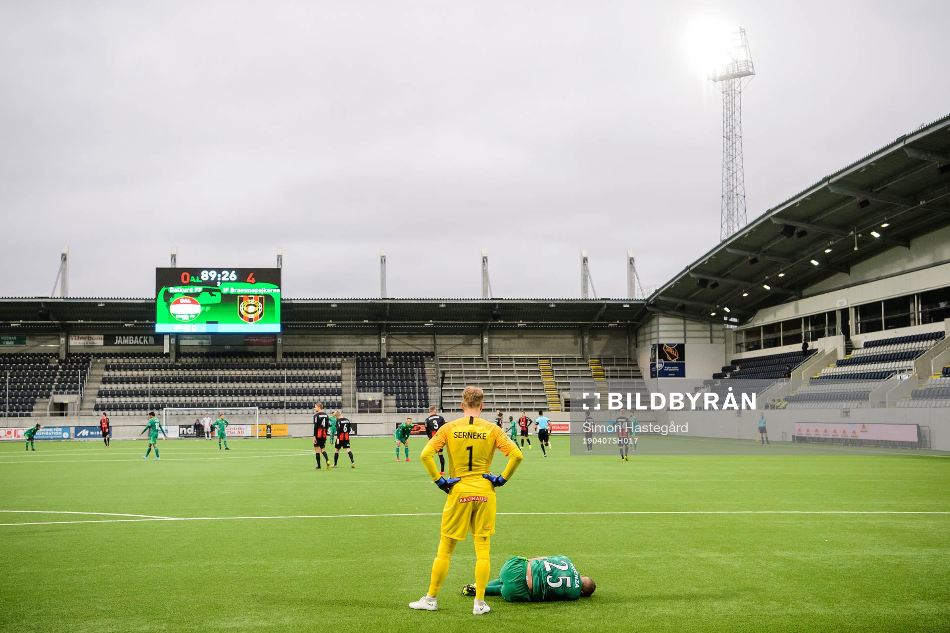 Dalkurds Malkolm Moënza har ont framför Brommapojkarnas