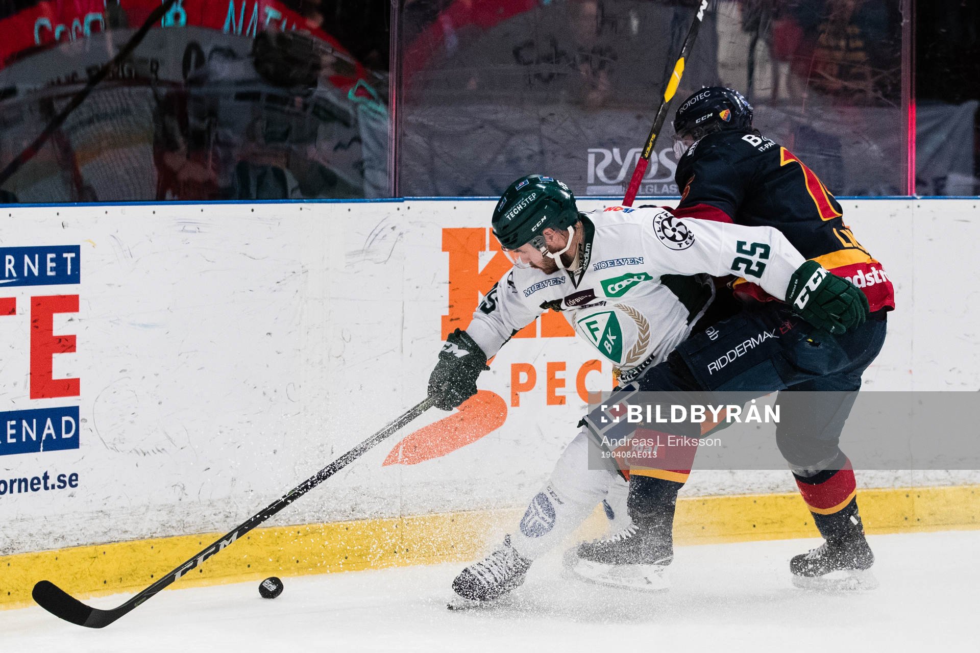 Färjestads Martin Johansson i kamp om pucken med