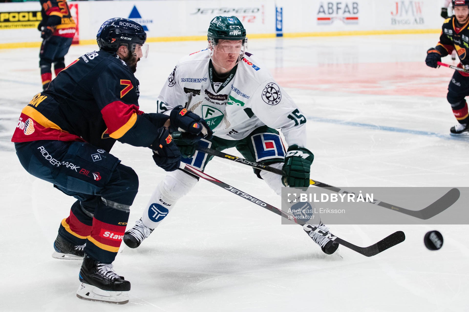 Djurgårdens Jason Garrison i kamp om pucken med