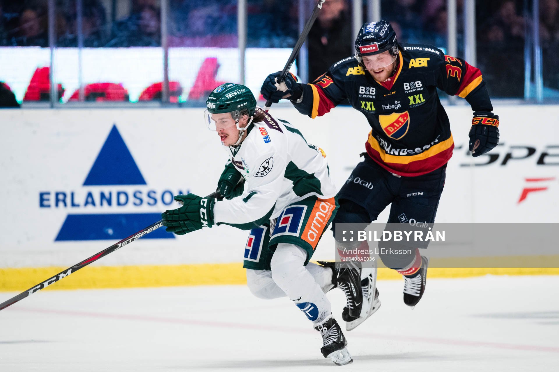 Färjestads Joakim Nygård jagas av Djurgårdens Linus