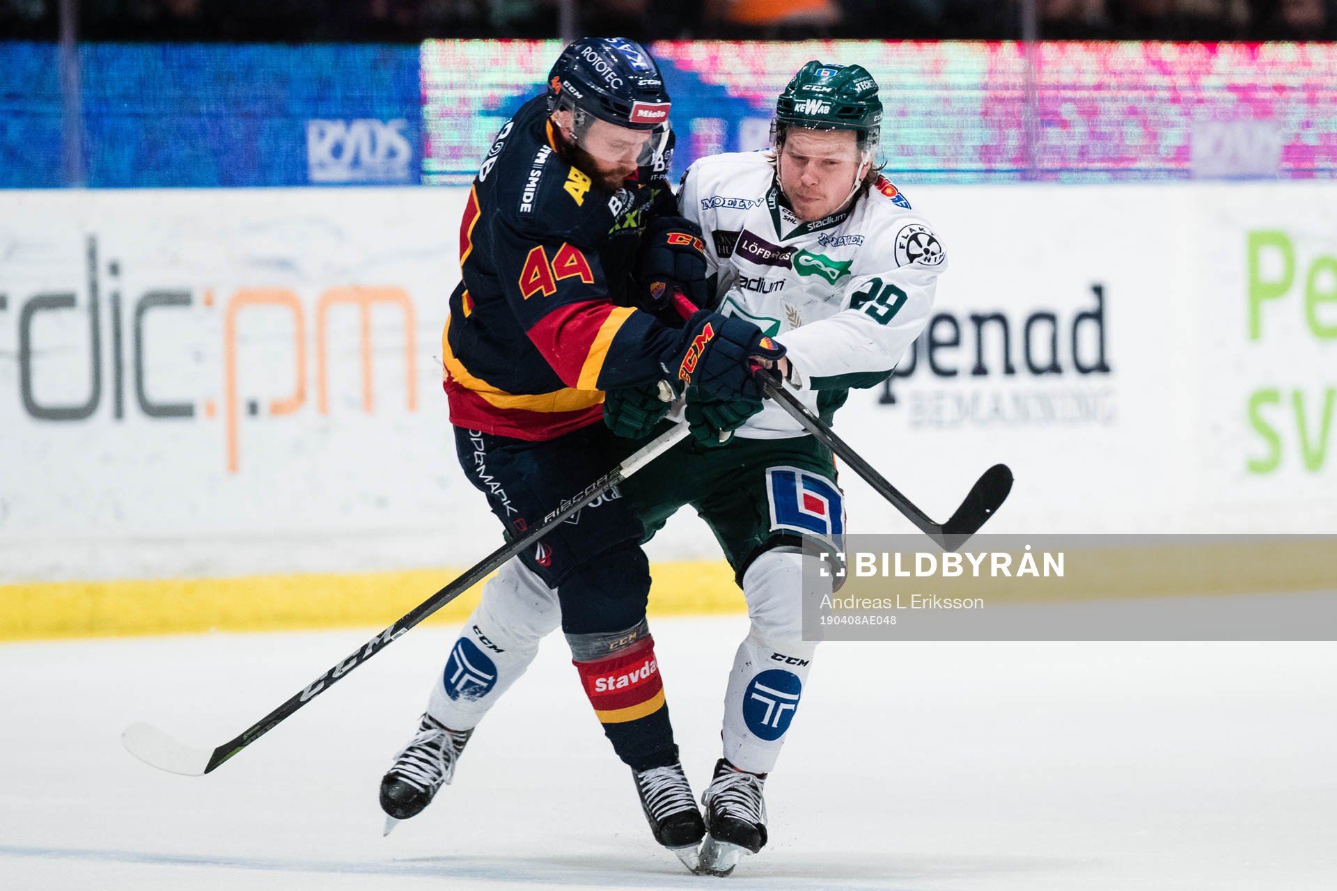 Djurgårdens Mattias Guter krockar med Färjestads Oskar