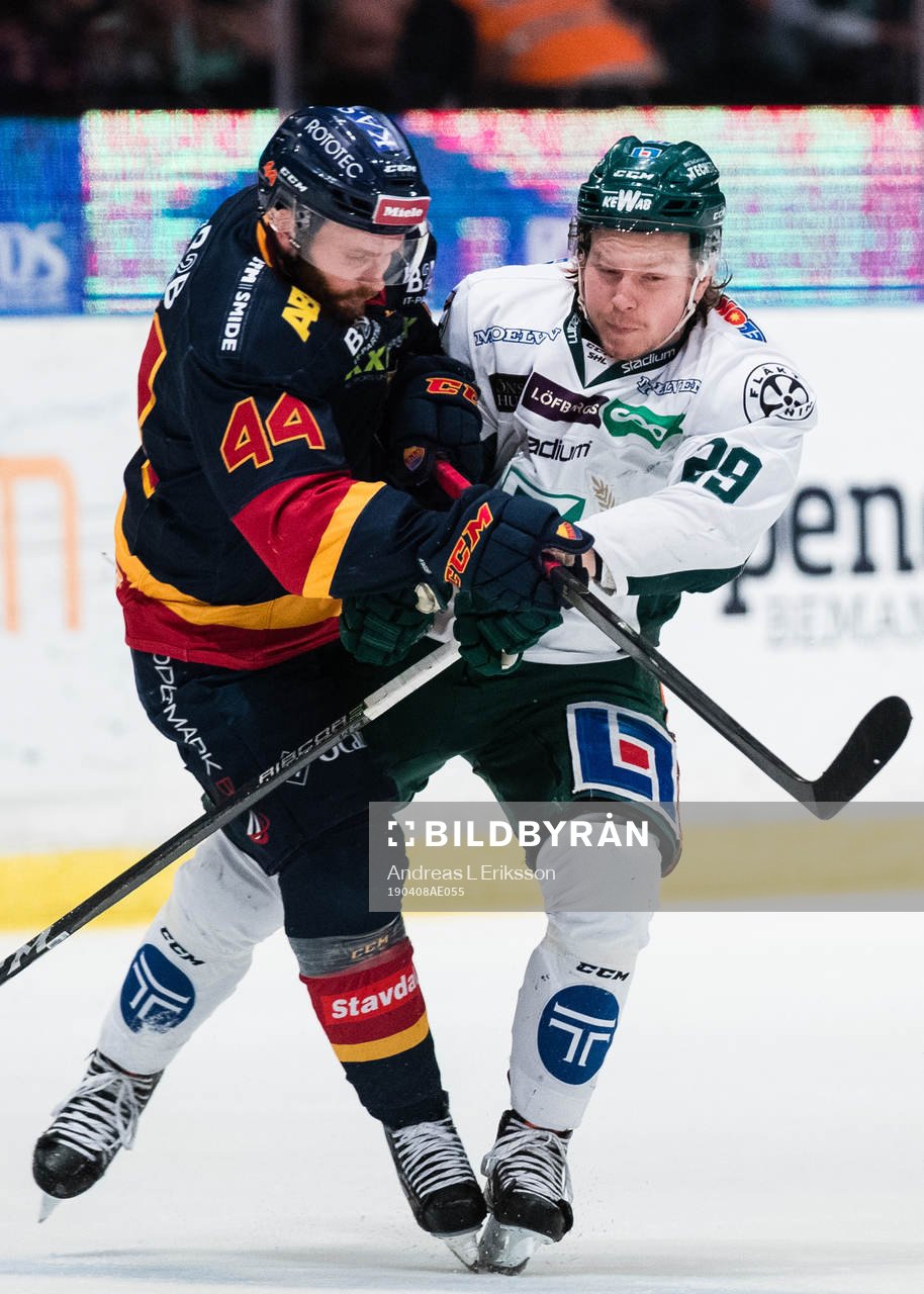 Djurgårdens Mattias Guter krockar med Färjestads Oskar