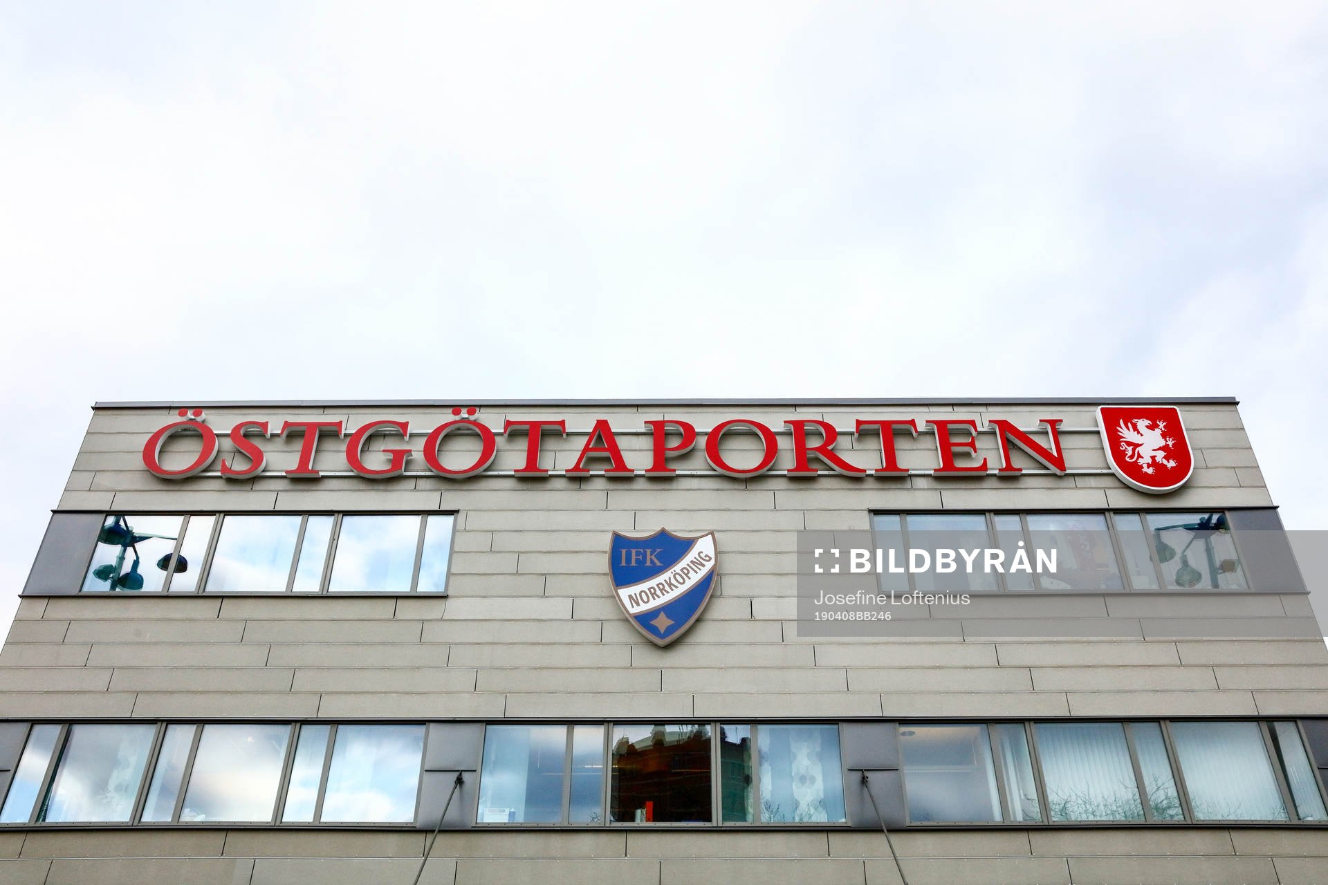 Östgötaportens entréfasad innan fotbollsmatchen i