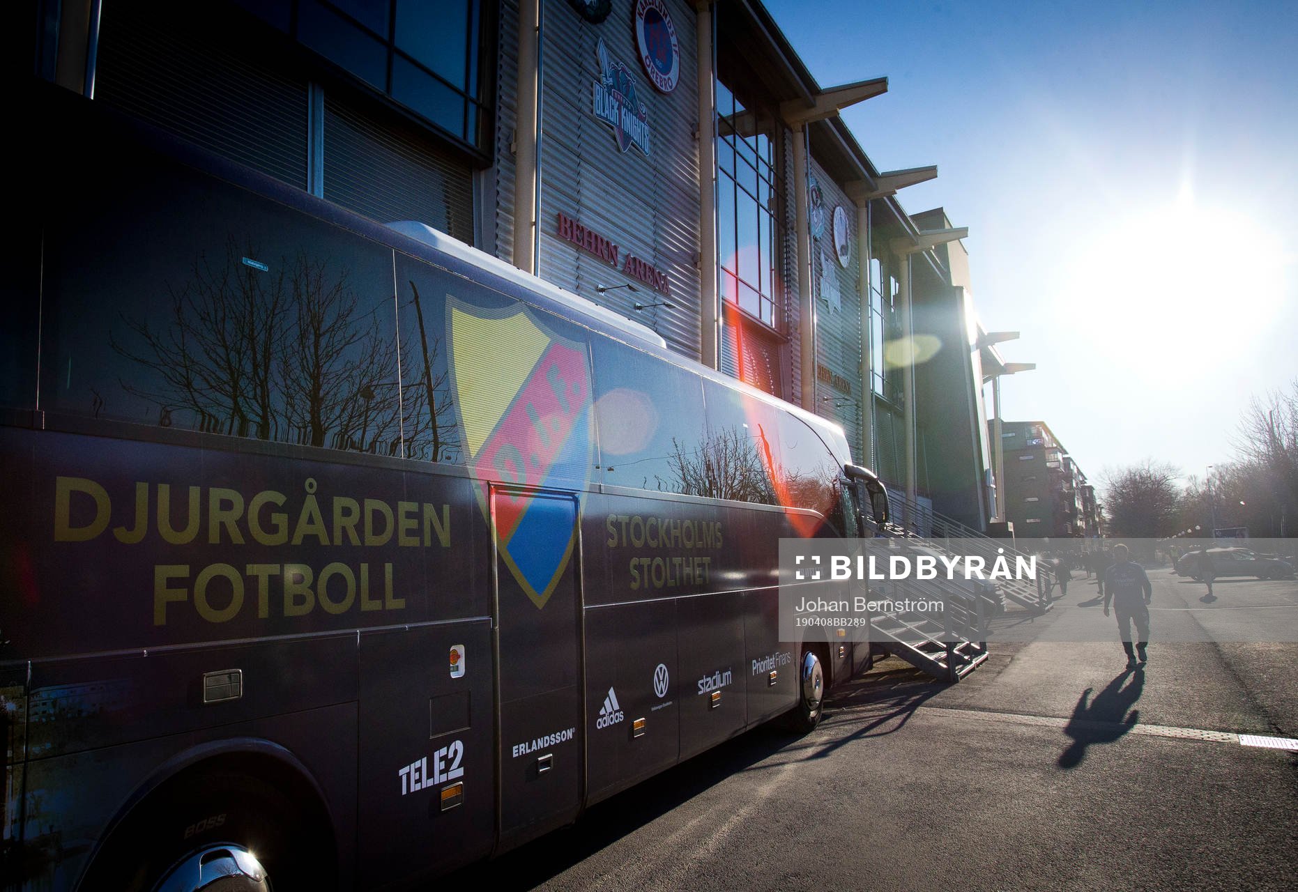 Djurgårdens spelarbuss utanför Behrn Arena