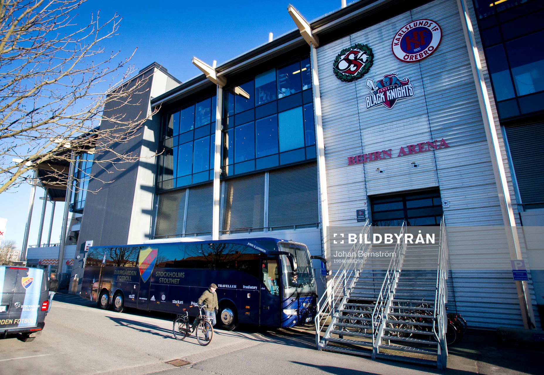 Djurgårdens spelarbuss utanför Behrn Arena
