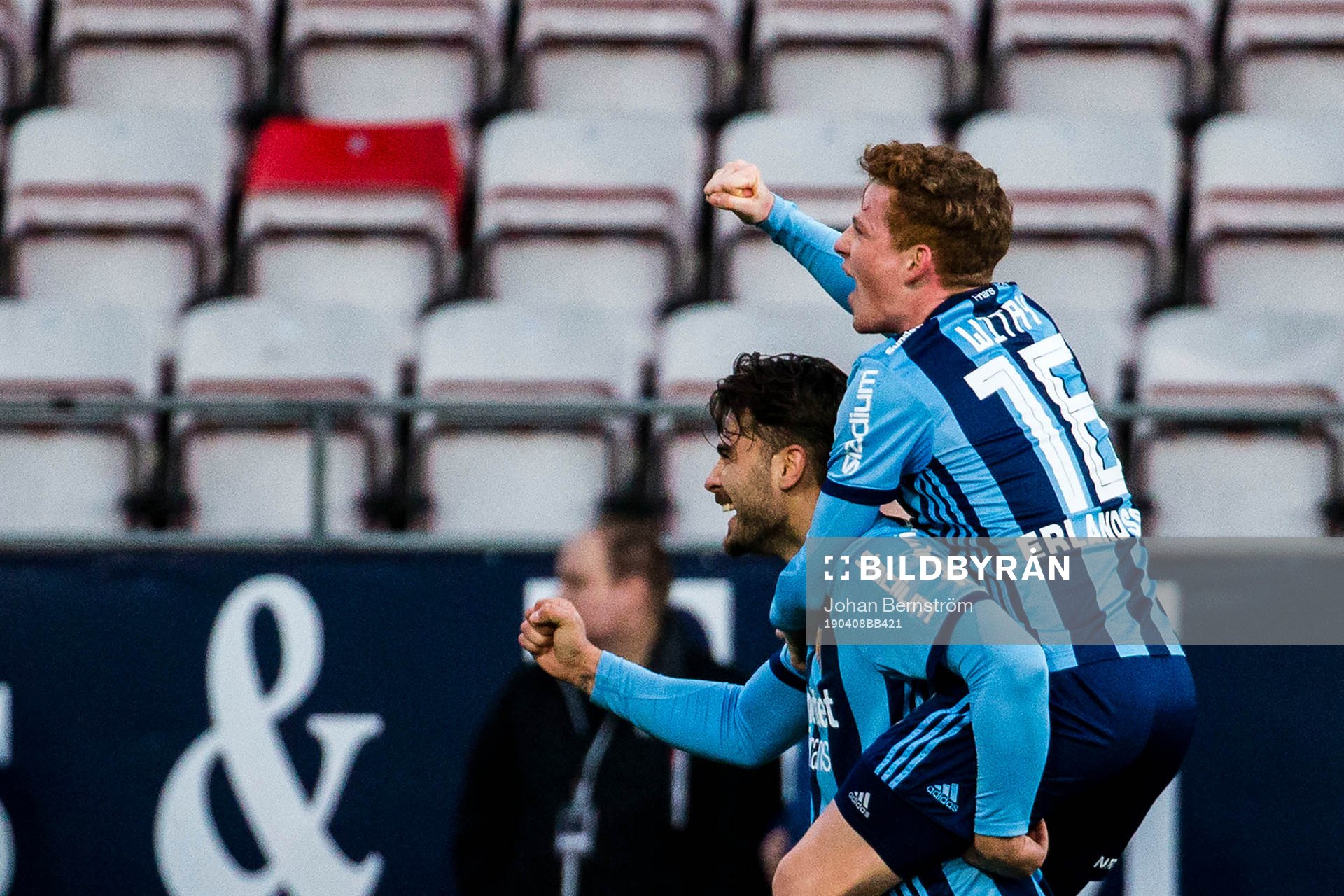 Djurgårdens Aslak Witry jublar med Astrit Ajdarevic