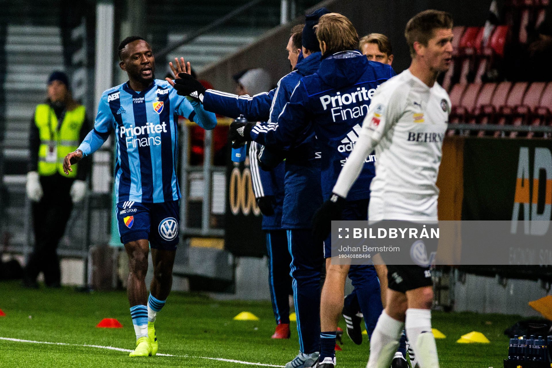 Djurgårdens Mohamed Buya Turay jublar med Astrit Ajdarevic efter 0-2 under fotbollsmatchen i Allsvenskan mellan Örebro och Djurgården den 8 april 2019 i Örebro.