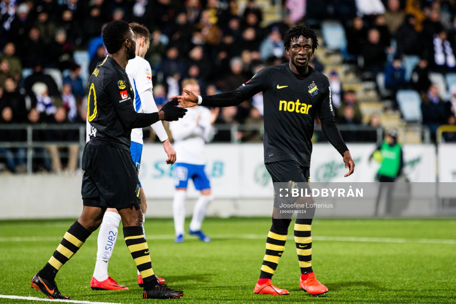 AIK:s Chinedu Ogbuke Obasi och Jack Lahne under fotbollsmatchen i Allsvenskan mellan IFK Norrköping och AIK den 8 april 2019 i Norrköping.