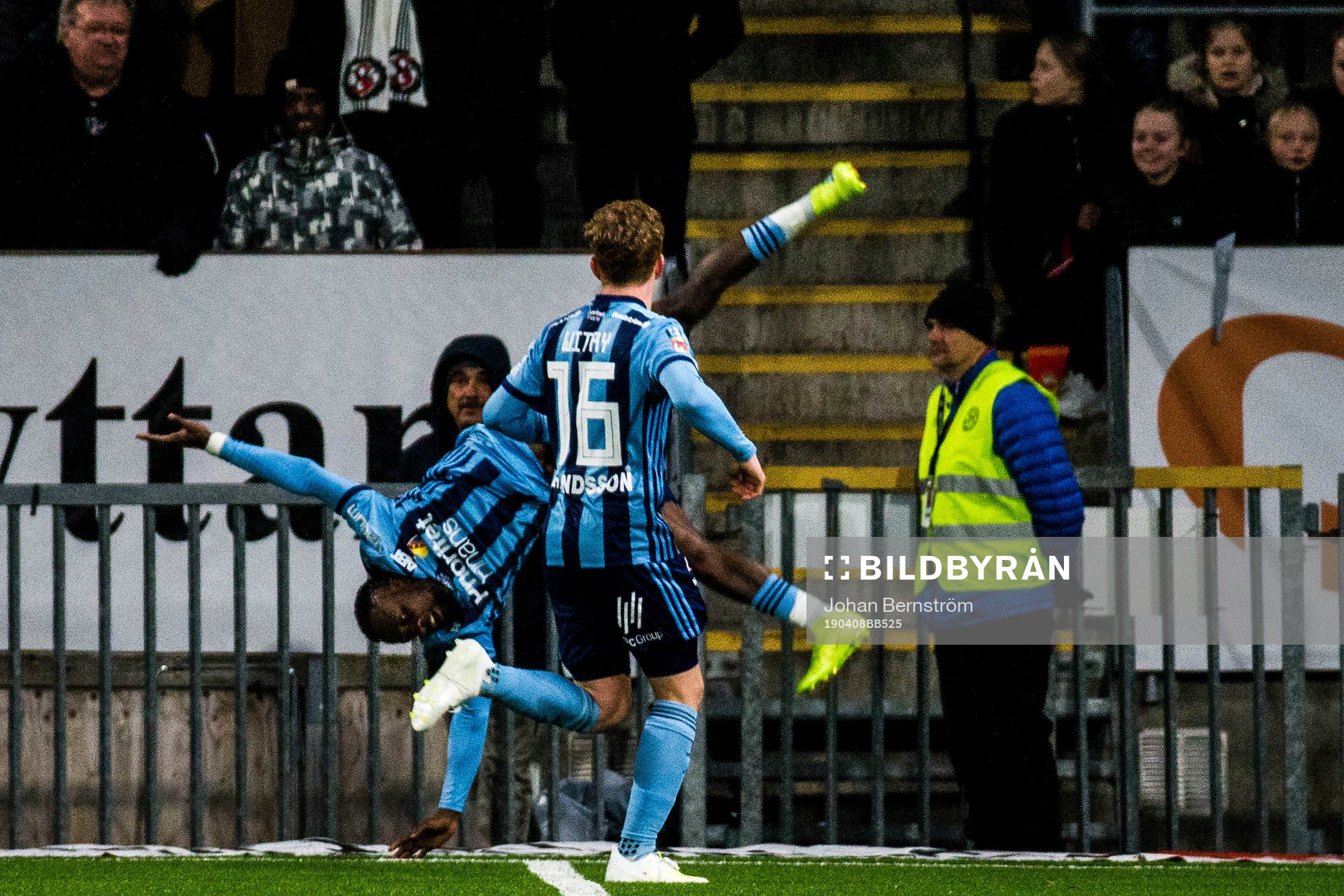 Djurgårdens Mohamed Buya Turay jublar efter 0-2 under fotbollsmatchen i Allsvenskan mellan Örebro och Djurgården den 8 april 2019 i Örebro.