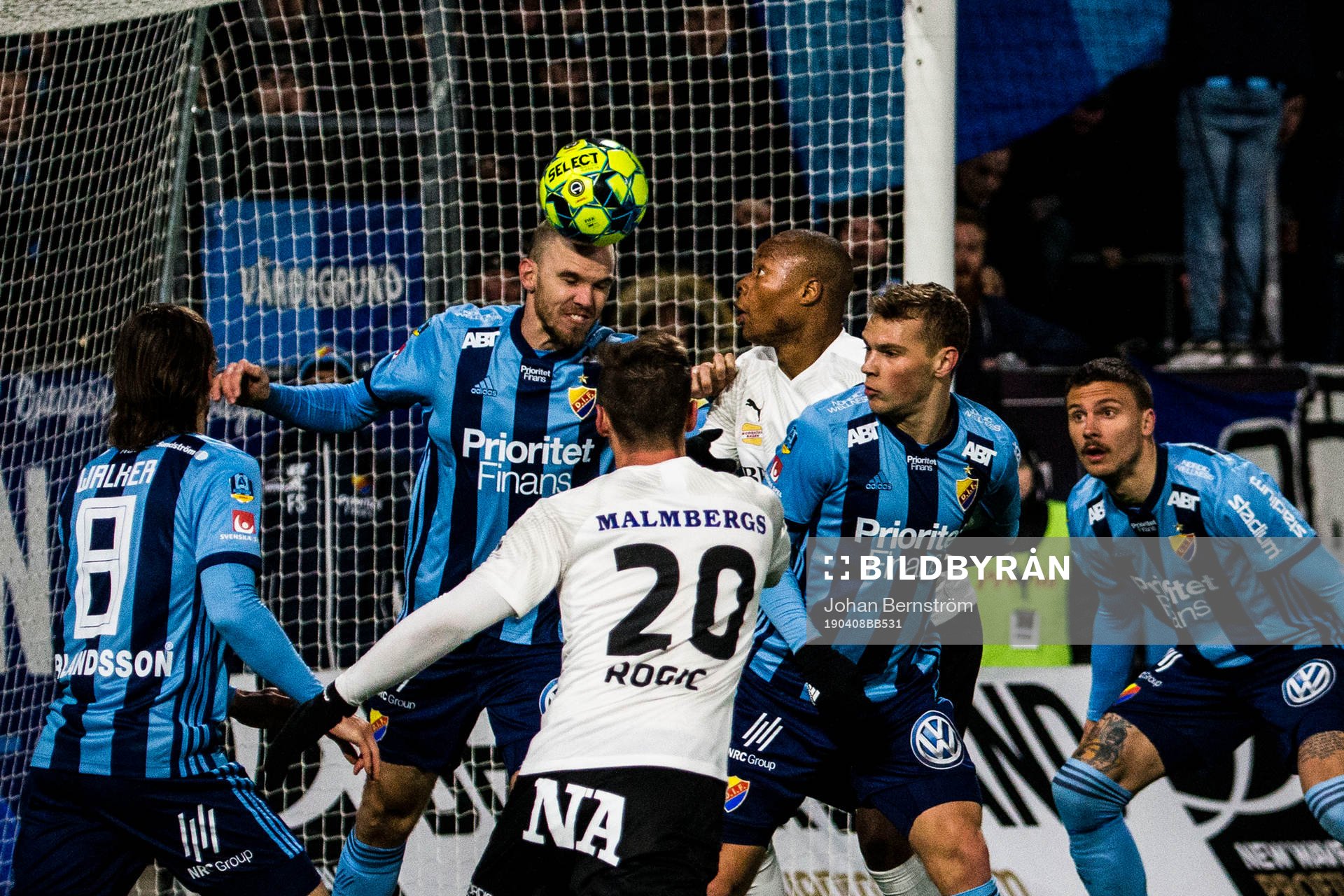 Örebros Carlos Strandberg i nickduell under fotbollsmatchen i Allsvenskan mellan Örebro och Djurgården den 8 april 2019 i Örebro.