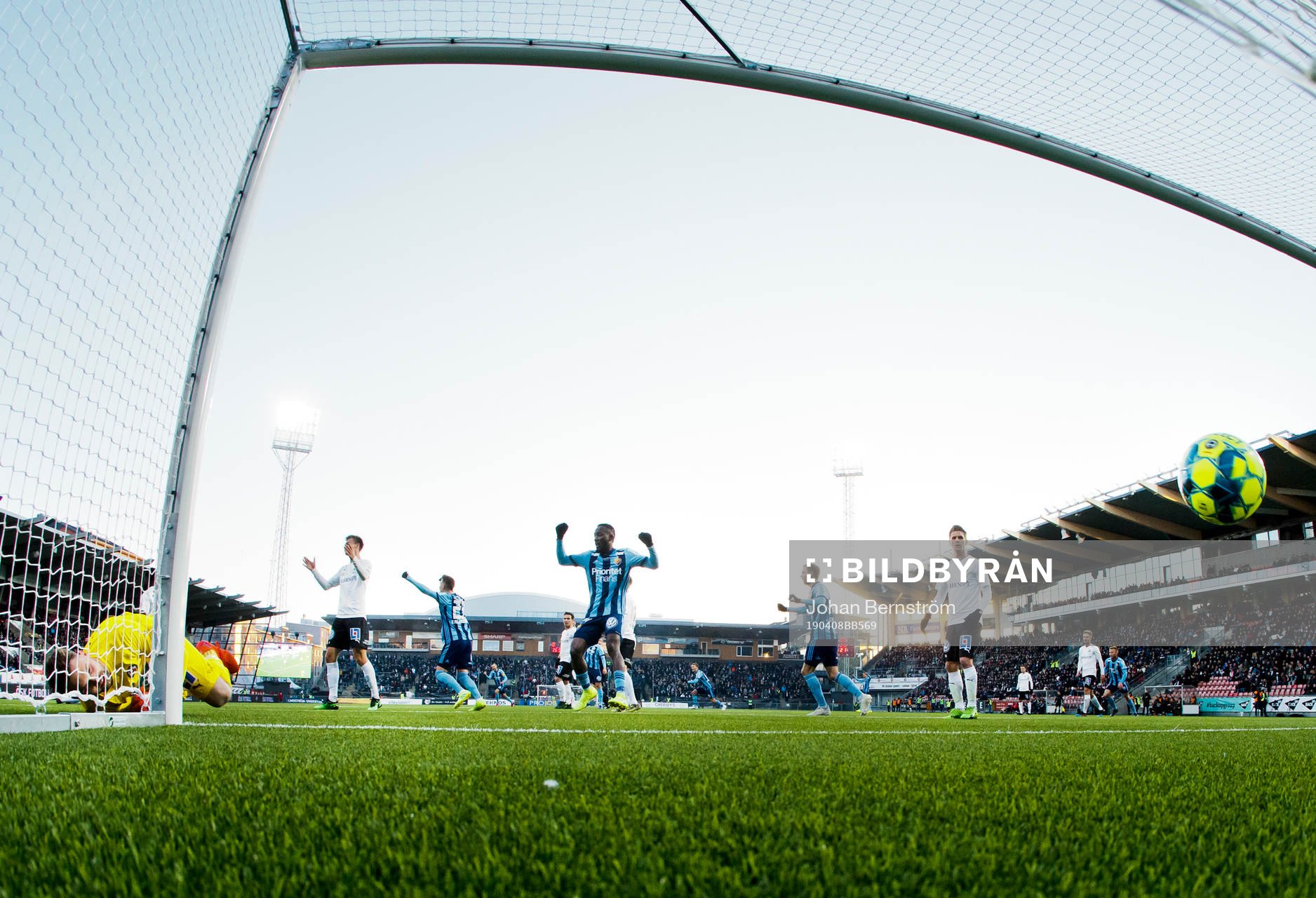 Djurgårdens Aslak Witry gör 0-1 på Örebros målvakt
