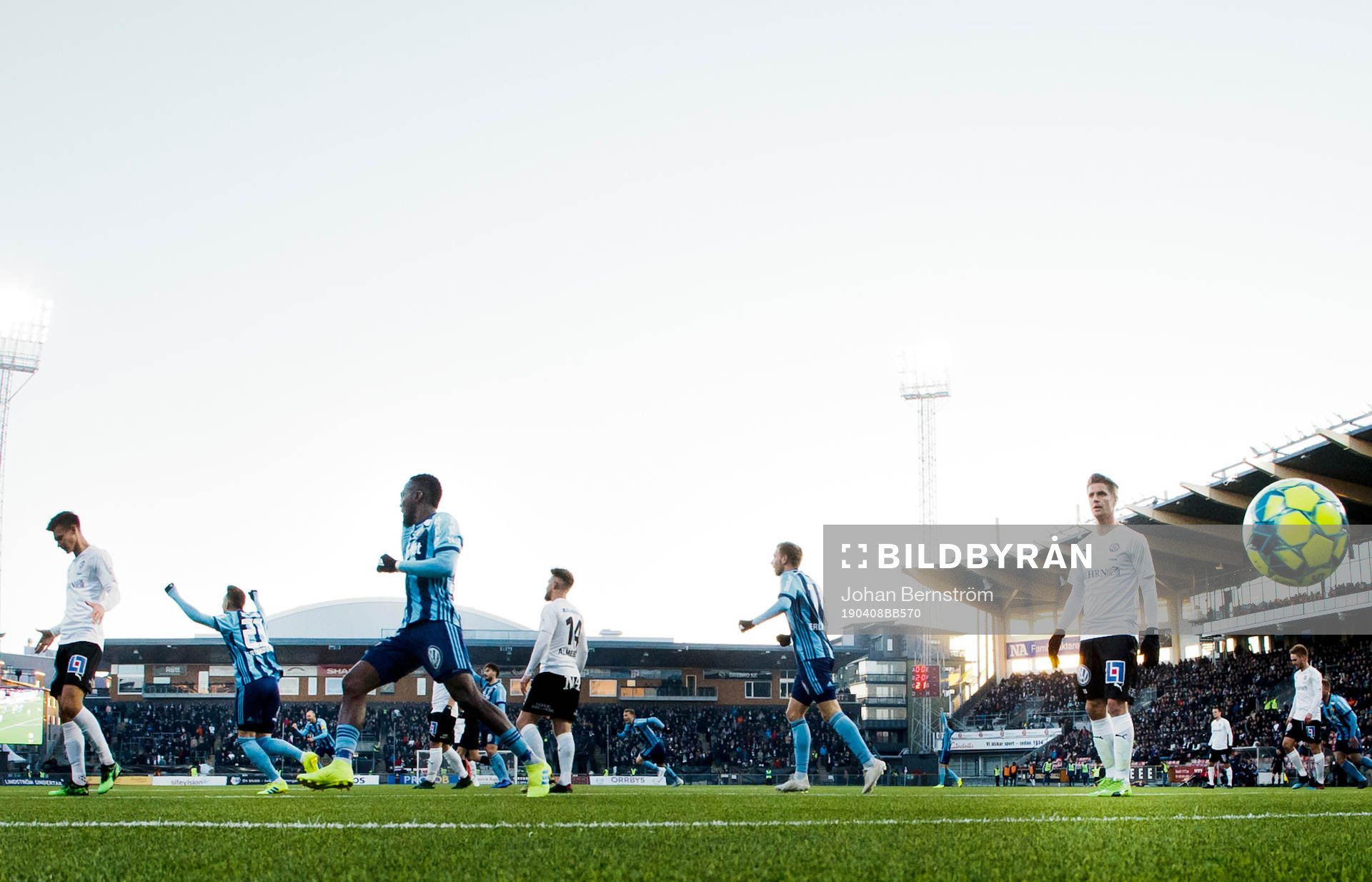 Djurgårdens Aslak Witry gör 0-1 på Örebros målvakt