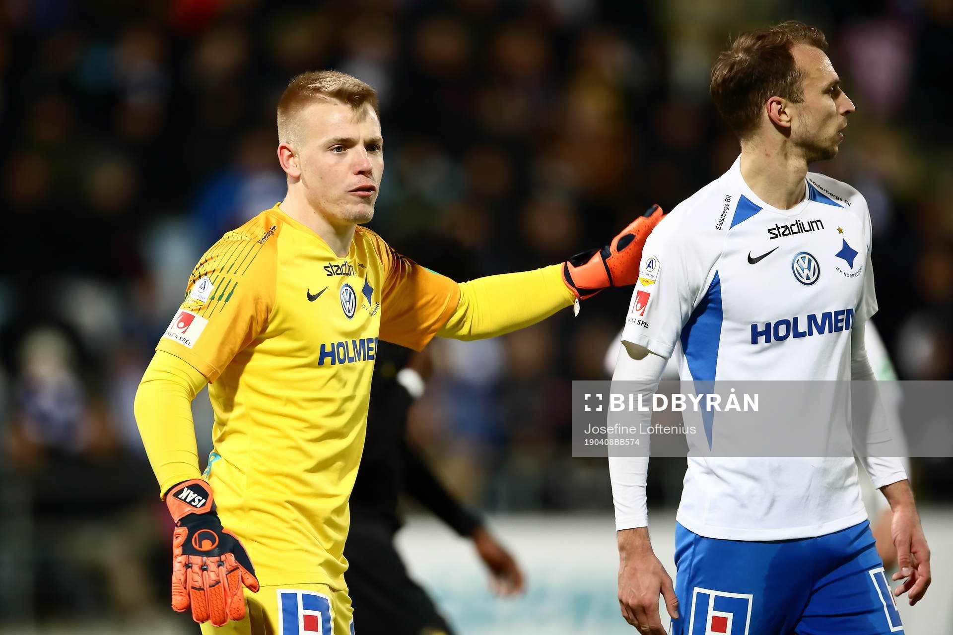 IFK Norrköpings målvakt Isak Pettersson tackar Lars Krogh