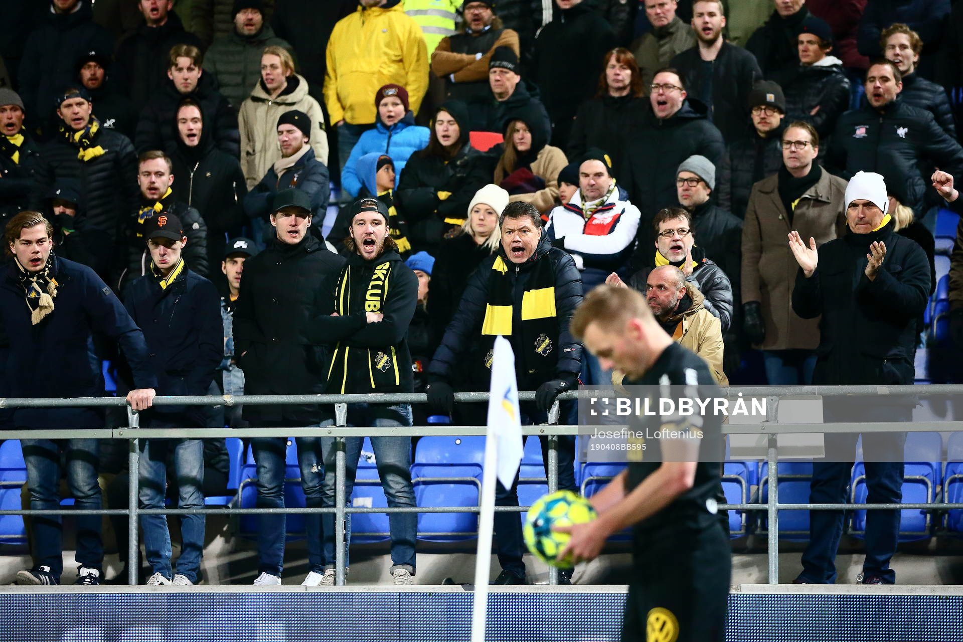 s supportrar ser på när Sebastian Larsson förbereder sig