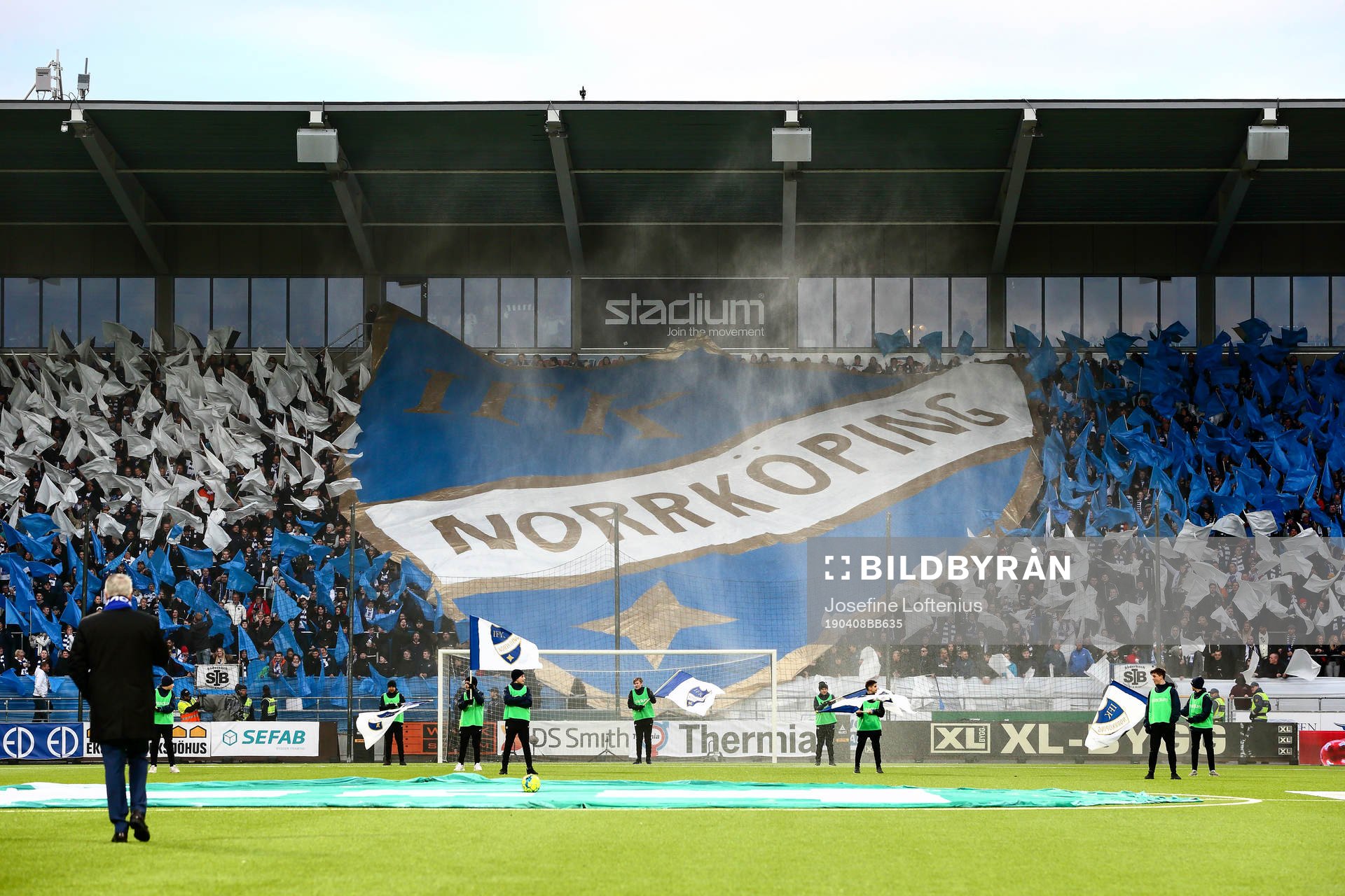 IFK Norrköpings supportrar på Curva Nordahl med tifo och