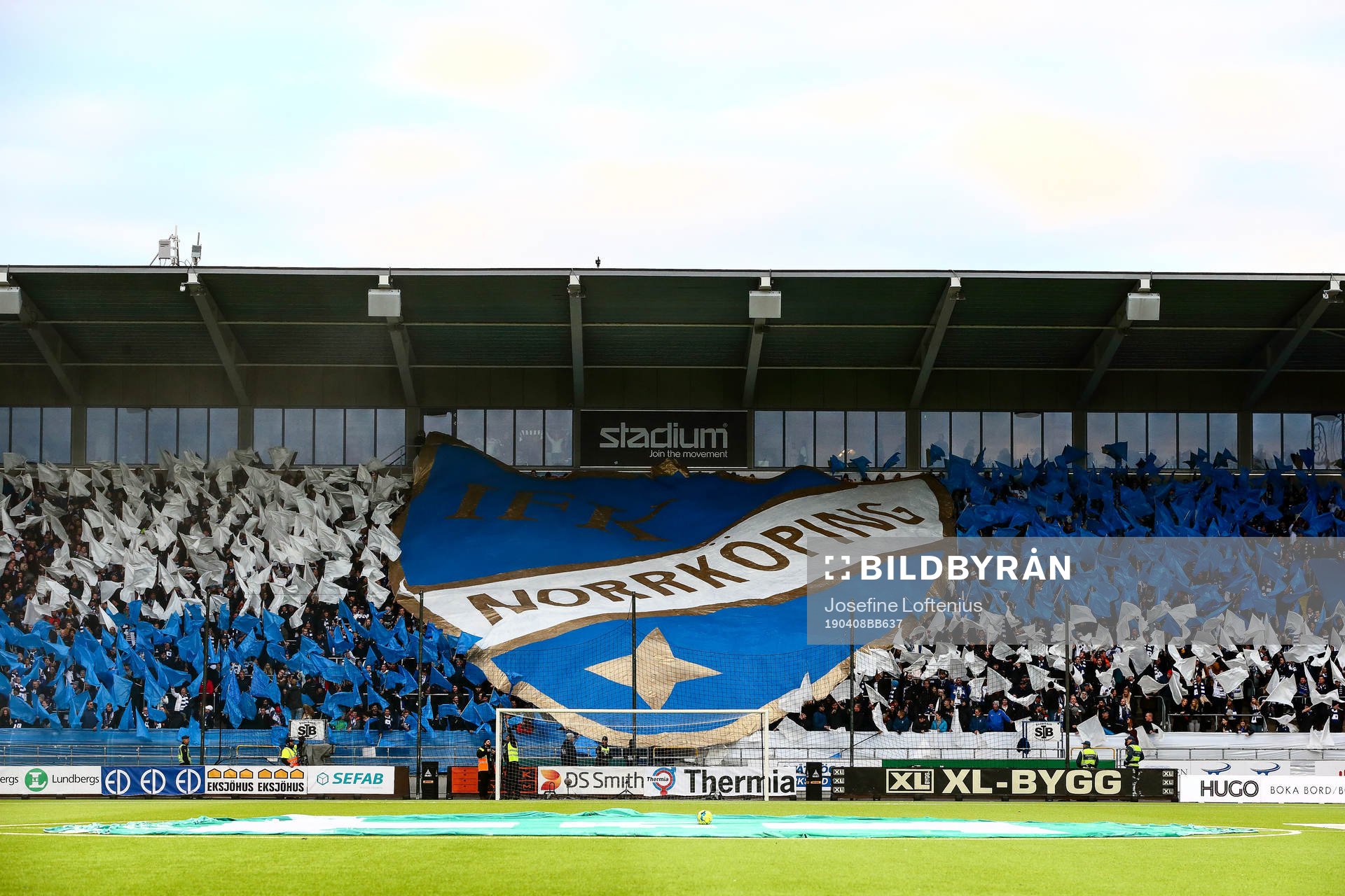 IFK Norrköpings supportrar på Curva Nordahl med tifo och