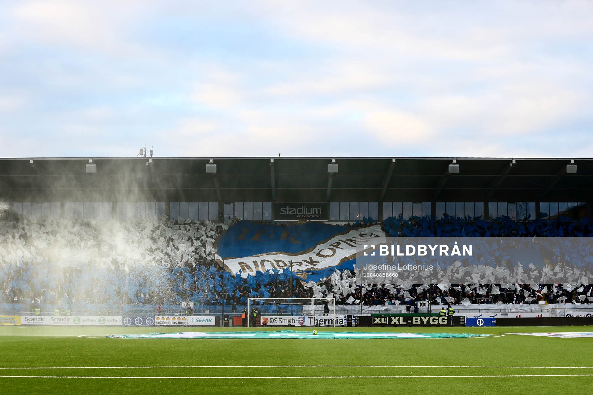 IFK Norrköpings supportrar på Curva Nordahl med tifo och