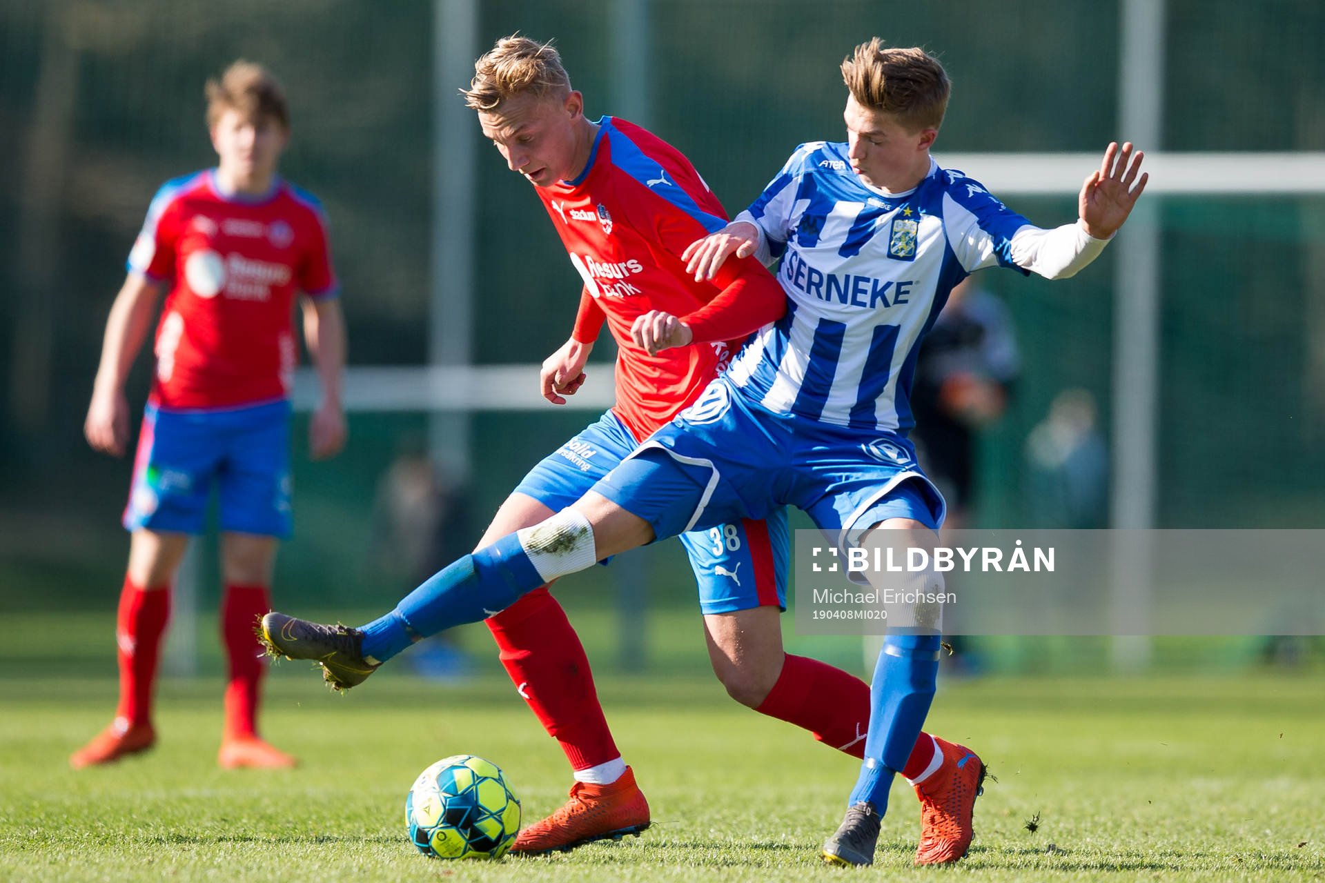 Helsingborgs Jakob Voelkerling Persson i kamp med IFK Göteborgs Edwin Andersson under fotbollsmatchen i U21 allsvenskan mellan IFK Göteborg och Helsingborg den 8 april 2019 i Göteborg.