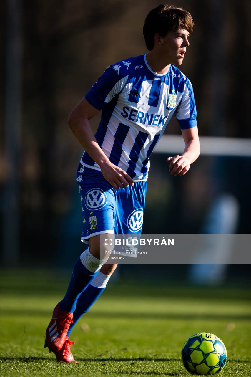 IFK Göteborgs Emil Holm under fotbollsmatchen i U21 allsvenskan mellan IFK Göteborg och Helsingborg den 8 april 2019 i Göteborg.