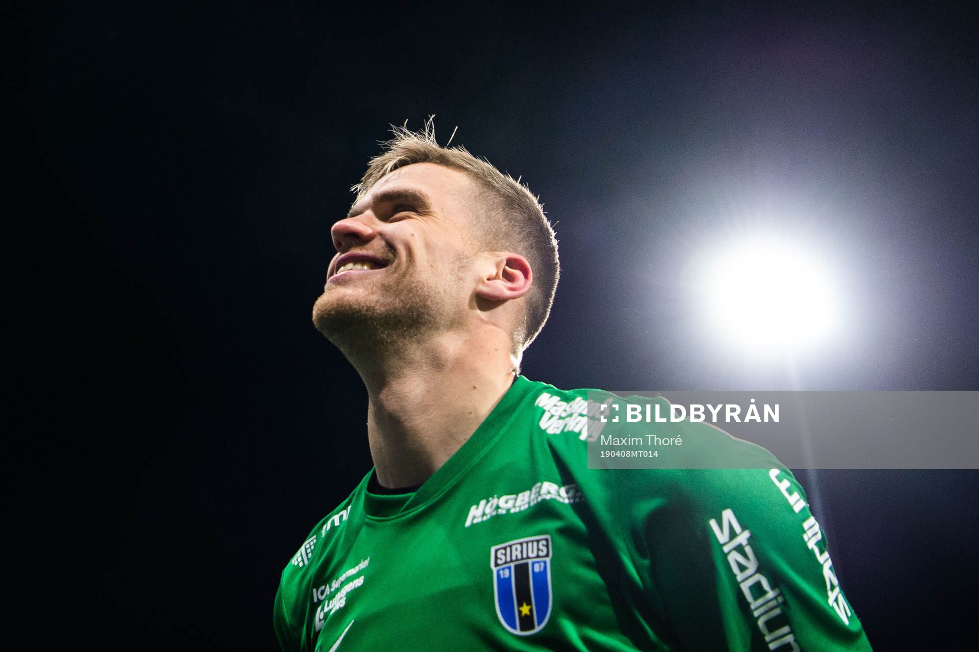 Sirius målvakt Lukas Jonsson jublar