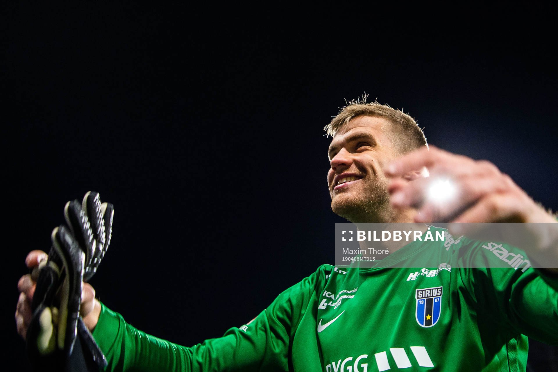 Sirius målvakt Lukas Jonsson jublar