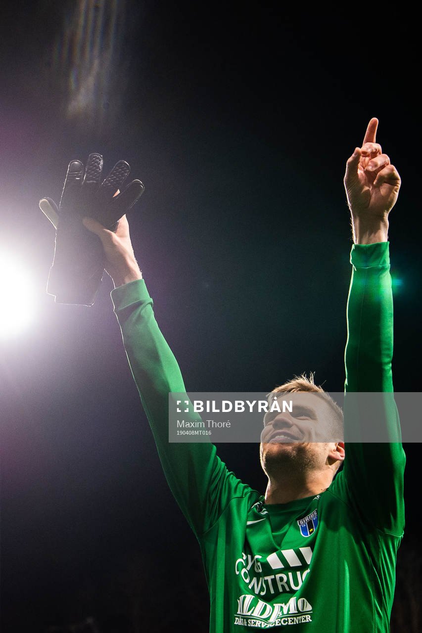 Sirius målvakt Lukas Jonsson jublar efter fotbollsmatchen i Allsvenskan mellan Sirius och AFC Eskilstuna den 8 april 2019 i Uppsala.
