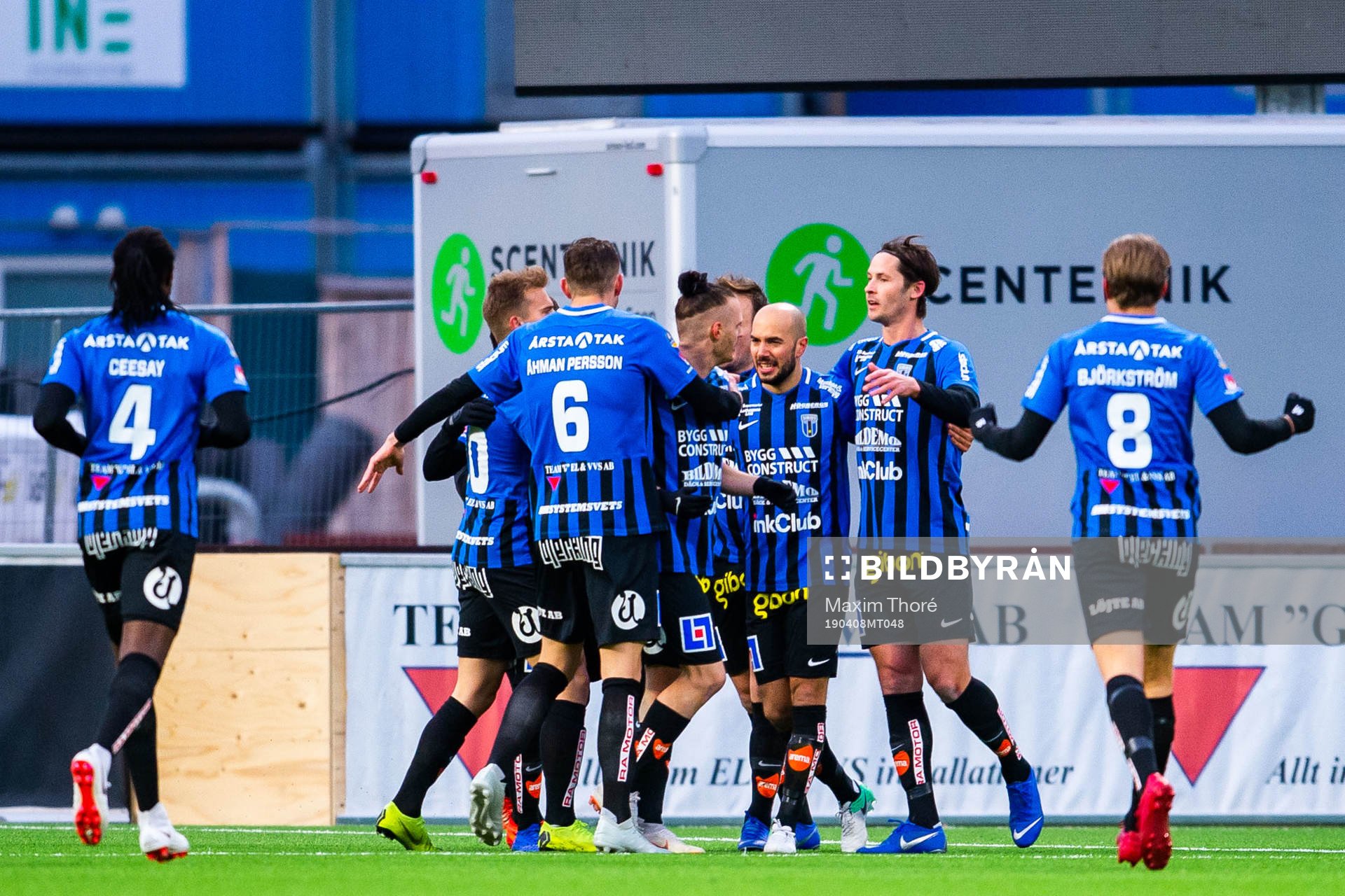Sirius Mohammed Saeid jublar med lagkamrater