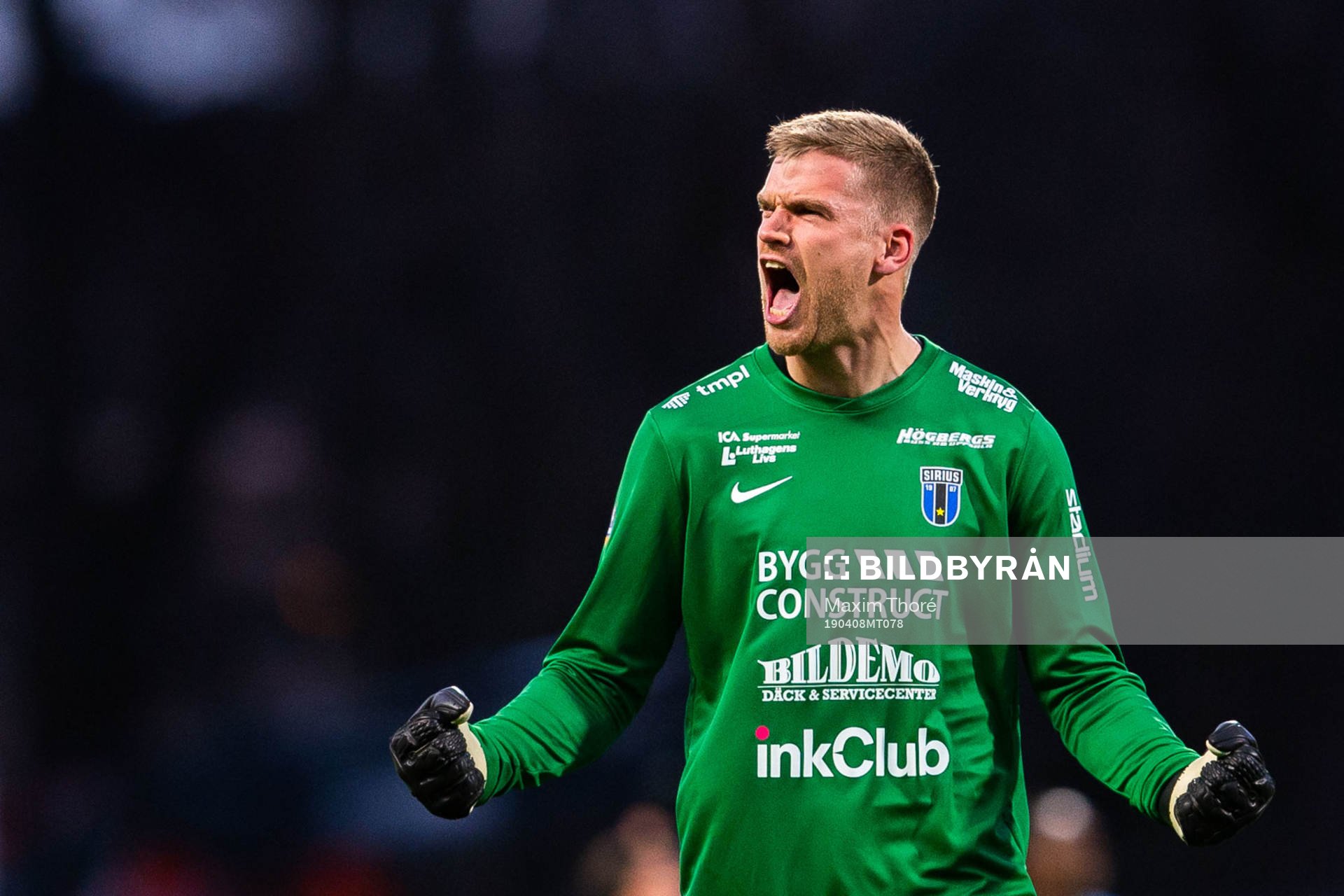 Sirius målvakt Lukas Jonsson jublar