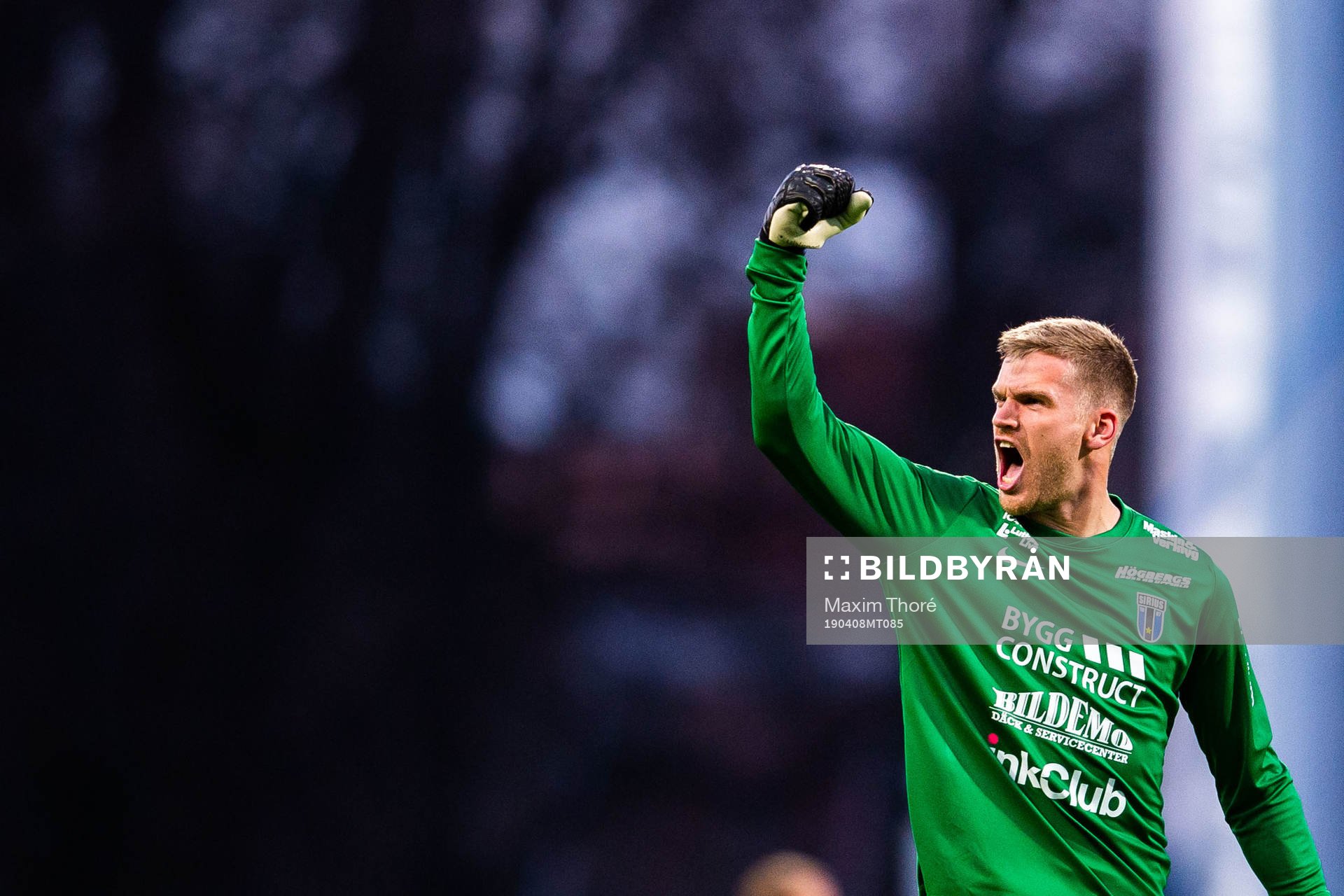 Sirius målvakt Lukas Jonsson jublar