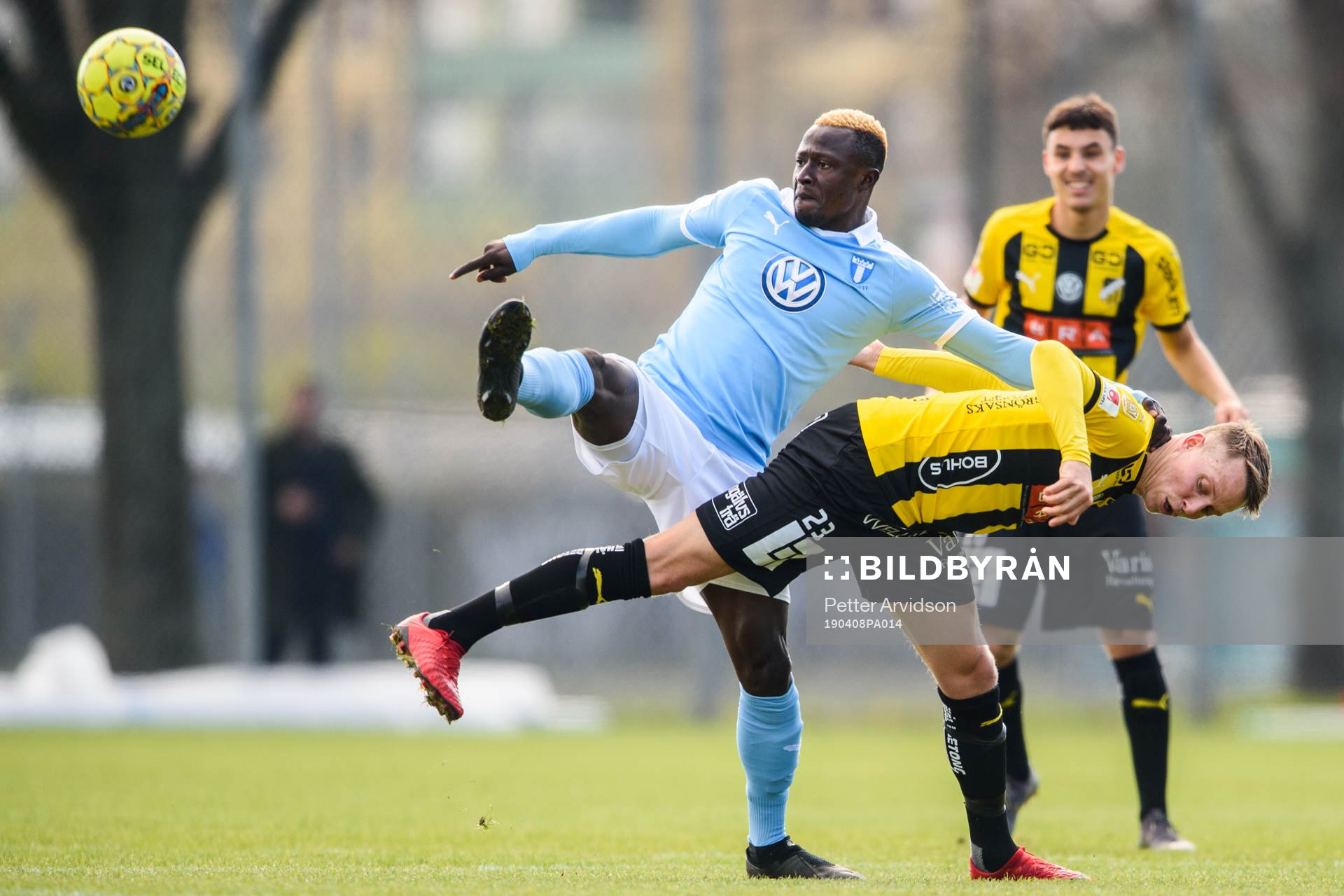 Malmö FFs Bonke Innocent och Häckens Viktor Lundberg