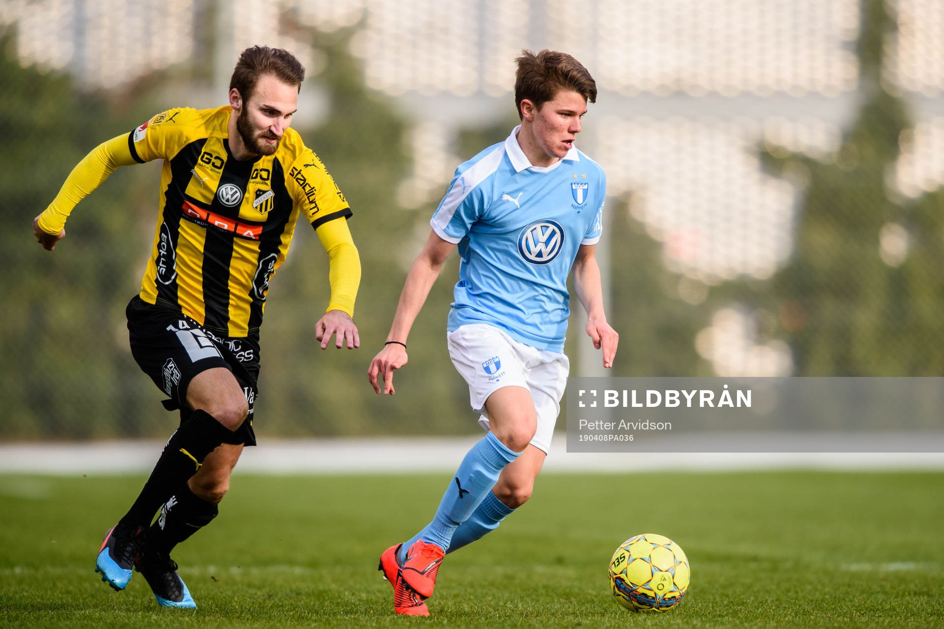 Häckens Oskar Sverrisson och Malmö FFs Jesper Dickman under fotbollsmatchen i U21 Allsvenskan mellan Malmö FF och BK Häcken den 8 april 2019 i Malmö.