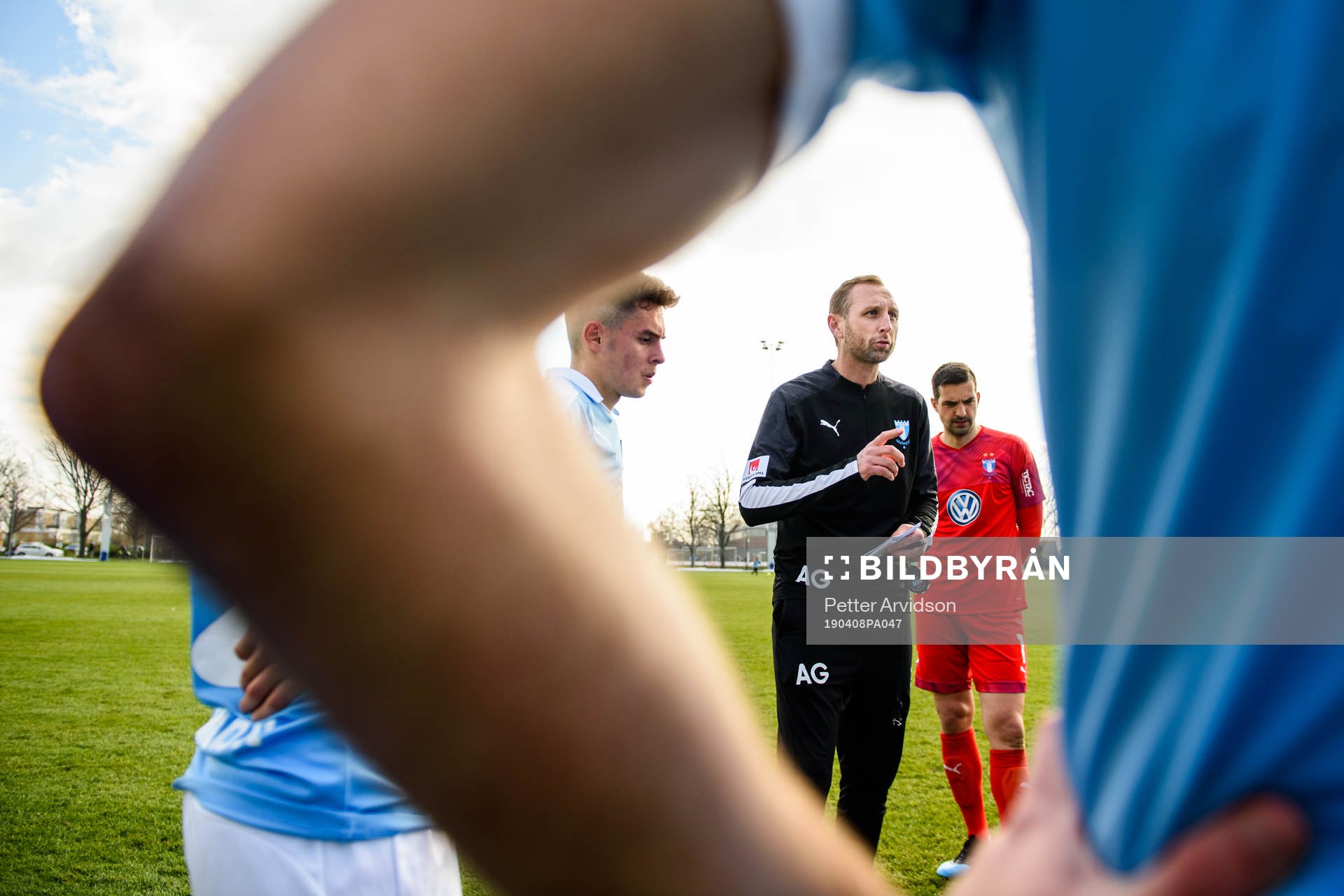 Malmö FFs tränare Andreas Georgsson har genomgång