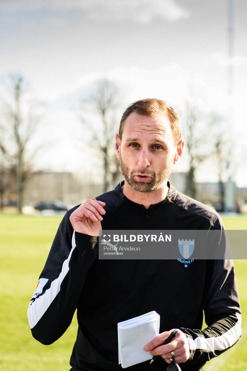 Malmö FFs tränare Andreas Georgsson har genomgång