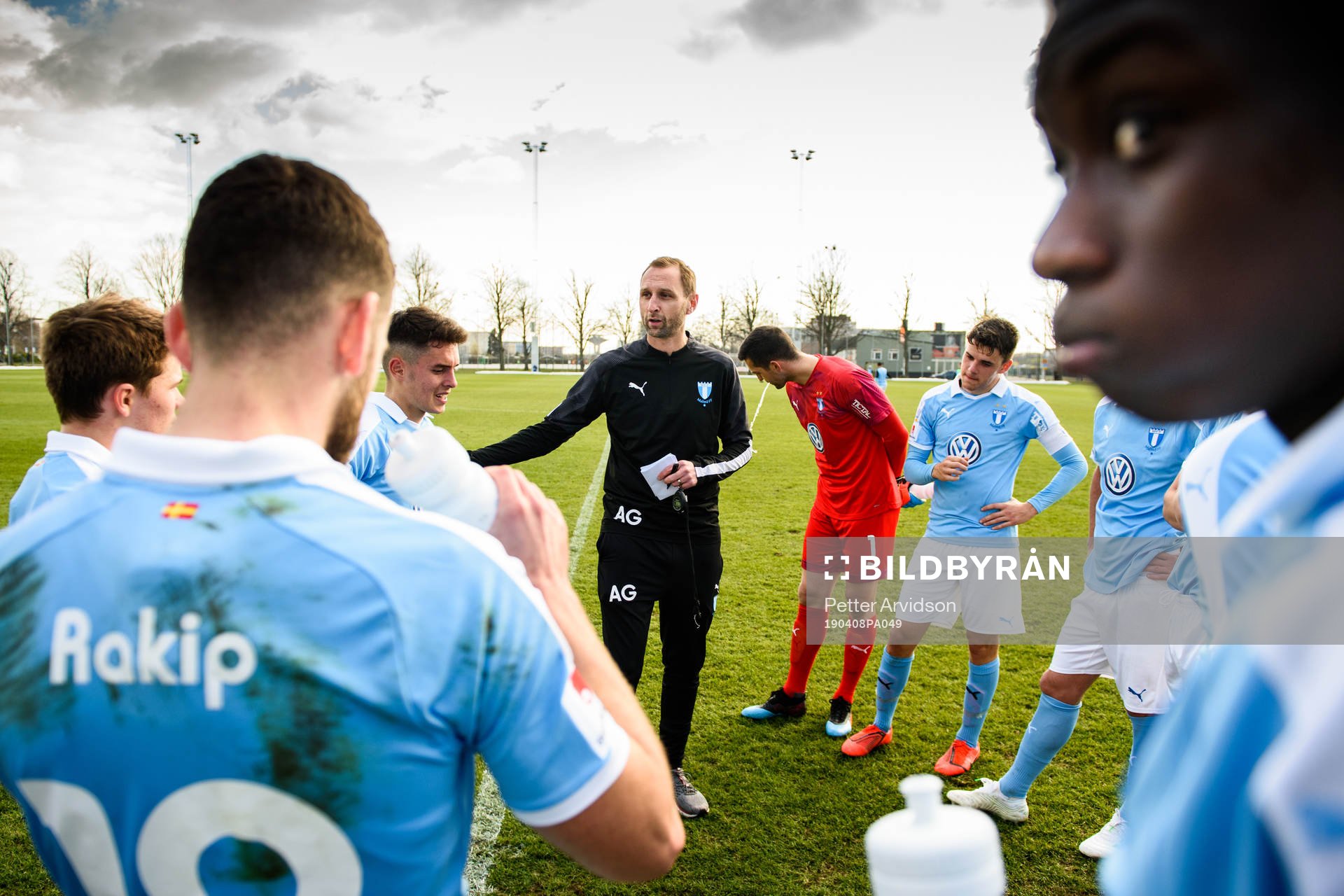 Malmö FFs tränare Andreas Georgsson har genomgång under fotbollsmatchen i U21 Allsvenskan mellan Malmö FF och BK Häcken den 8 april 2019 i Malmö.