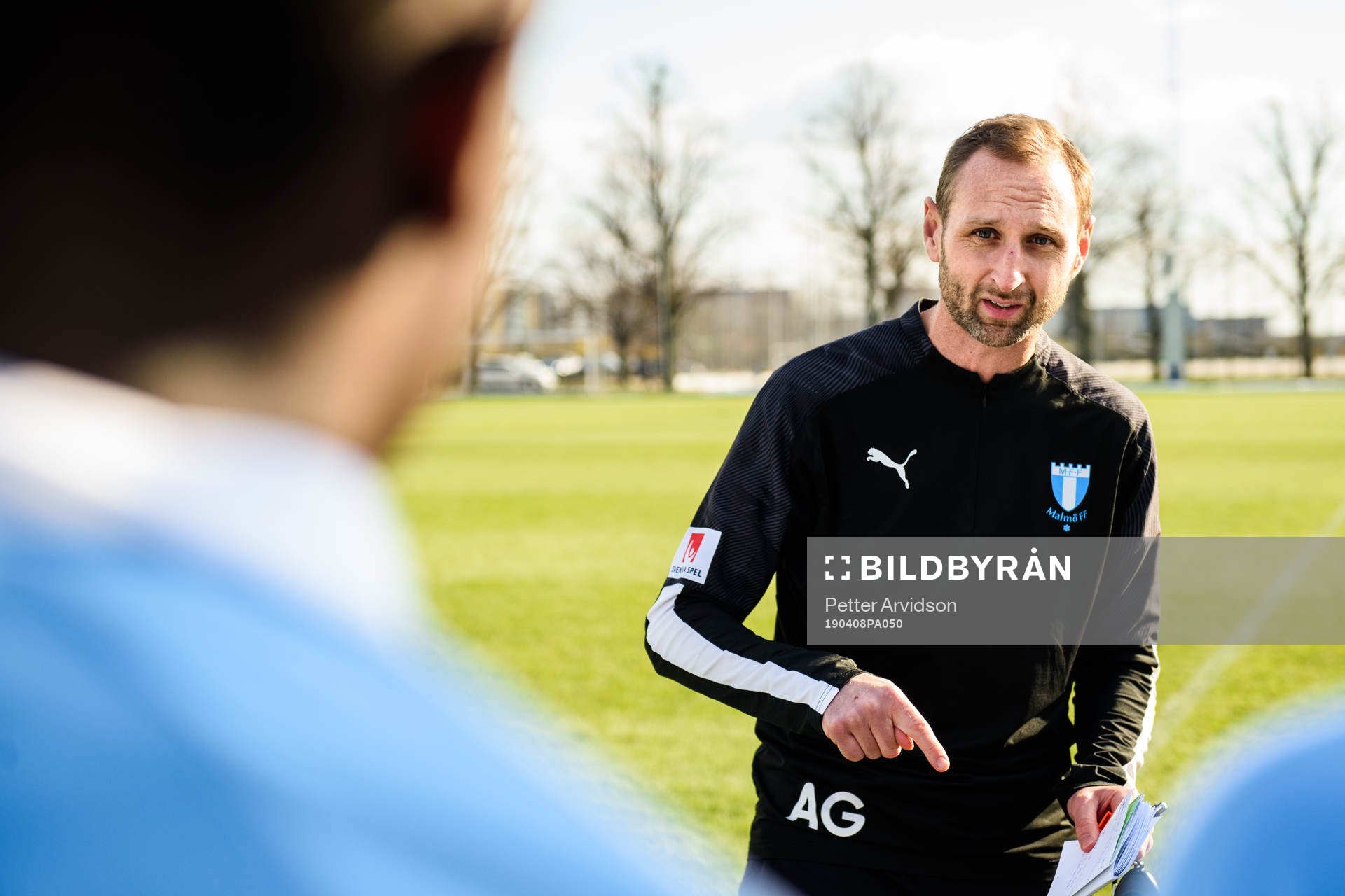 Malmö FFs tränare Andreas Georgsson har genomgång under fotbollsmatchen i U21 Allsvenskan mellan Malmö FF och BK Häcken den 8 april 2019 i Malmö.