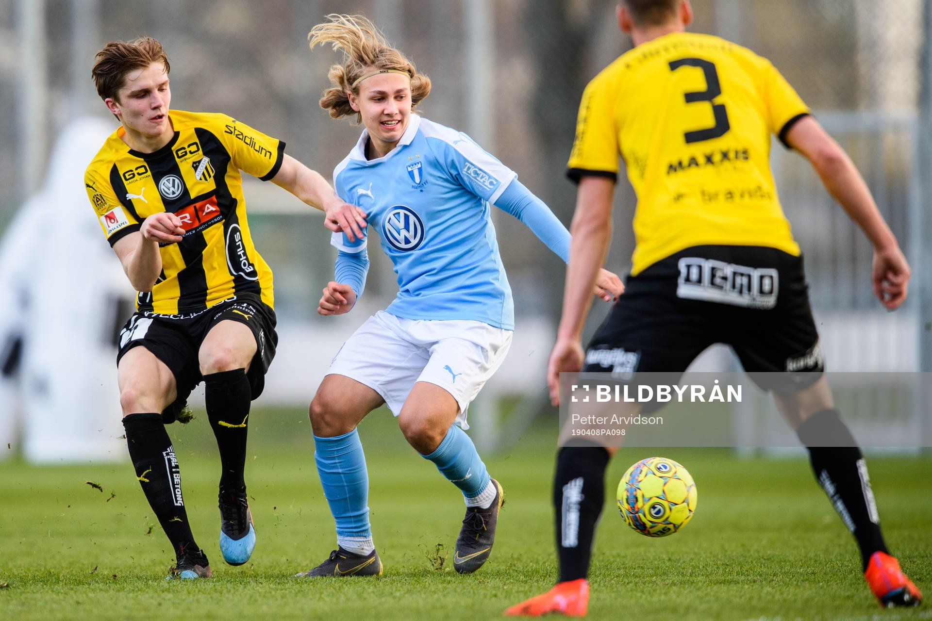 Häckens Jakob Hedenquist och Malmö FFs Sebastian Nanasi under fotbollsmatchen i U21 Allsvenskan mellan Malmö FF och BK Häcken den 8 april 2019 i Malmö.