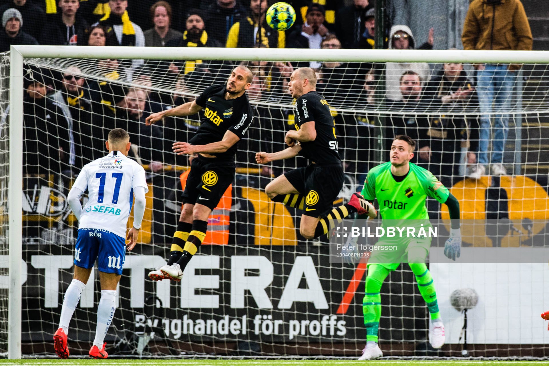 s Per Karlsson och målvakt Oscar Linnér  förvarar