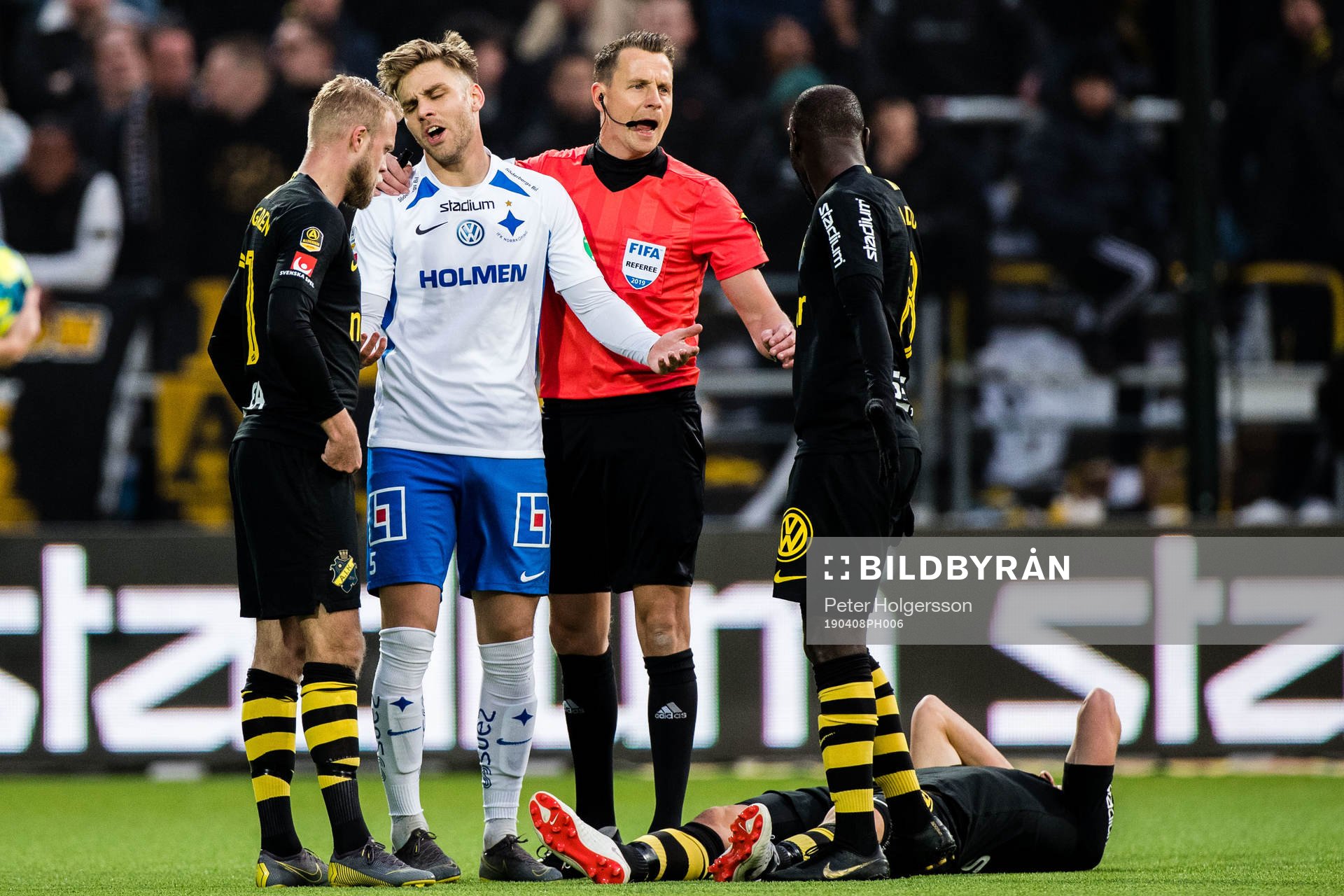 s och IFK Norrköpings spelare i diskussion med domare