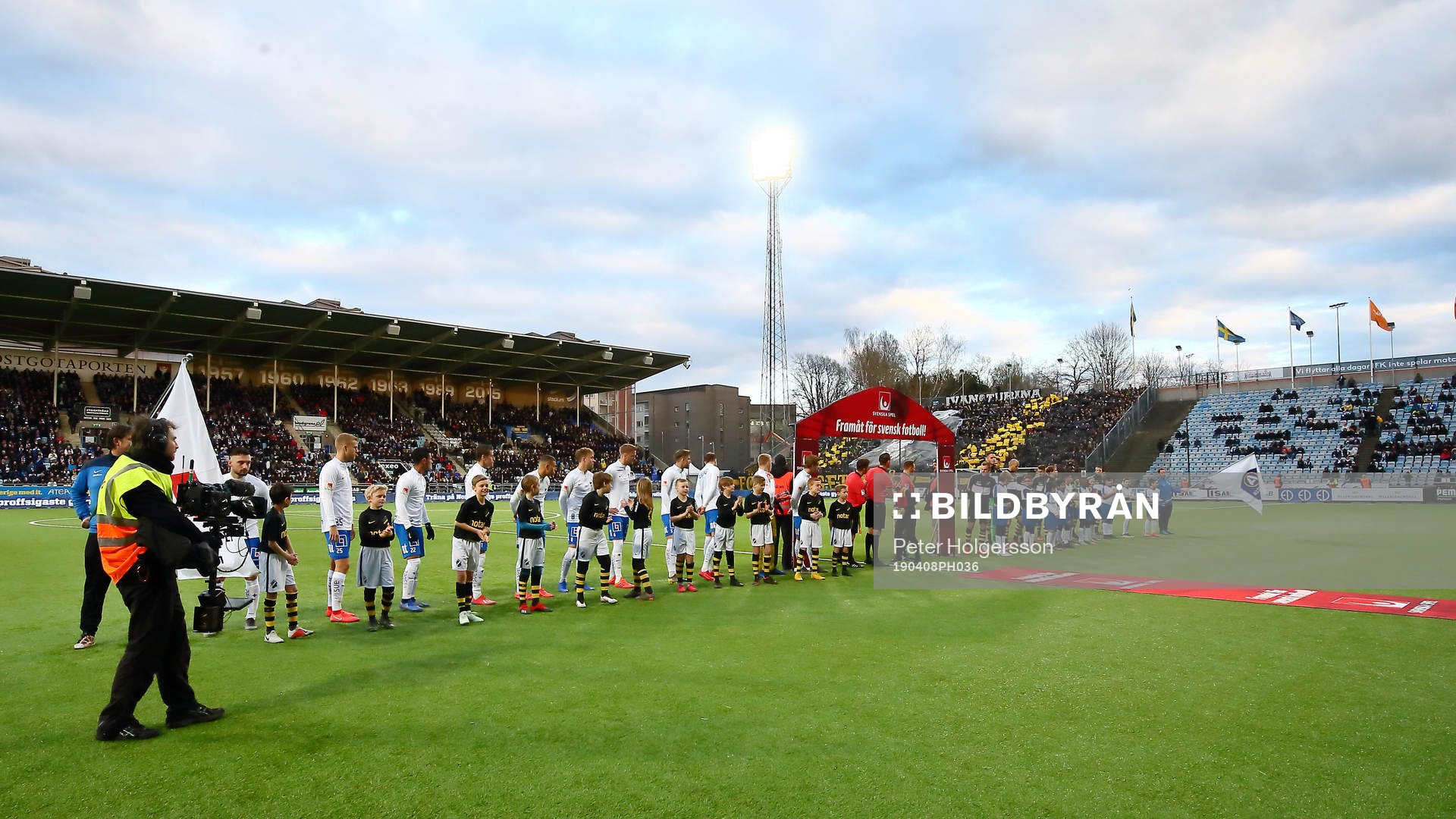 Lagen ställer upp före fotbollsmatchen i Allsvenskan