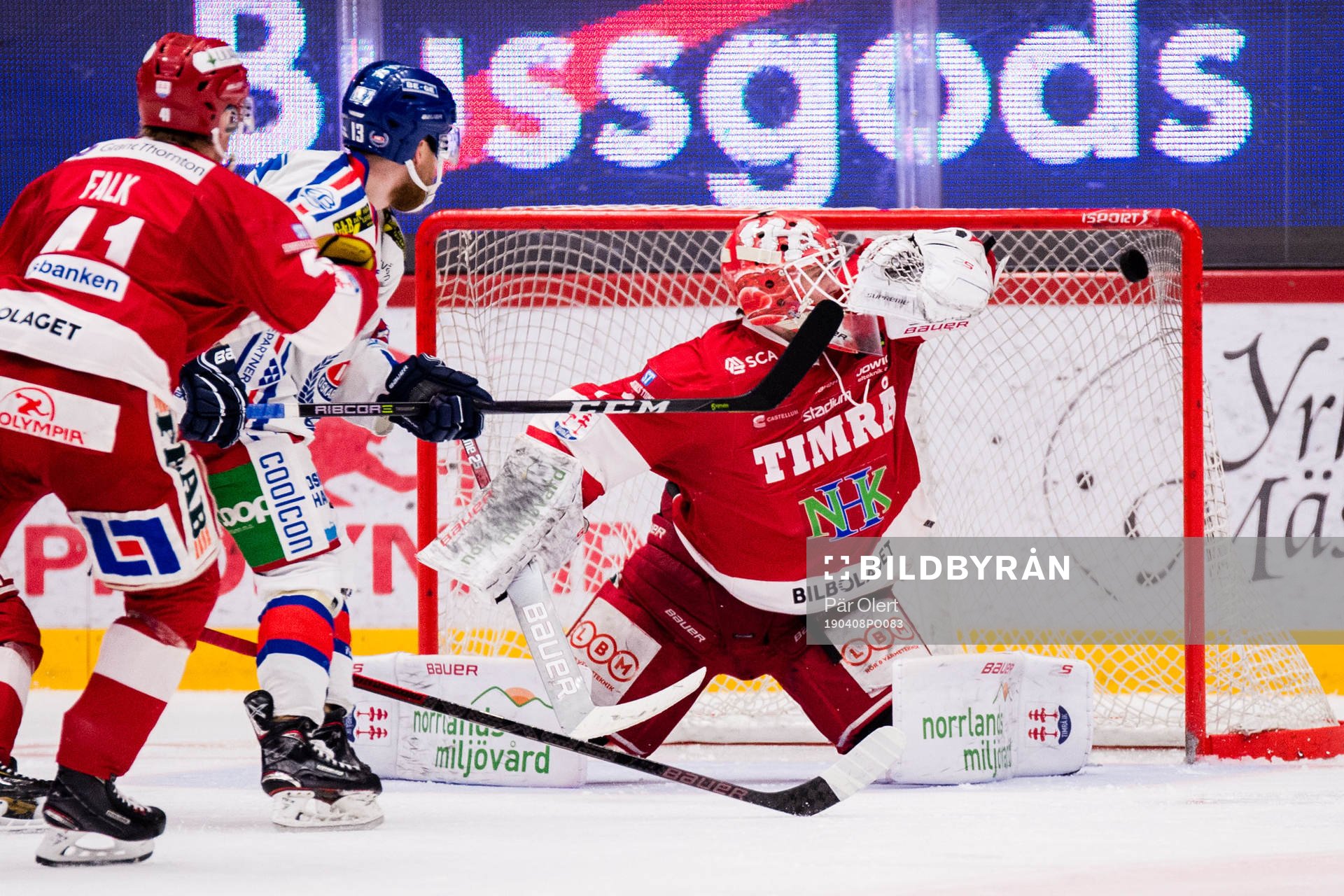 Oskarshamns Matias Sointu gör 0-2 bakom Timrås målvakt
