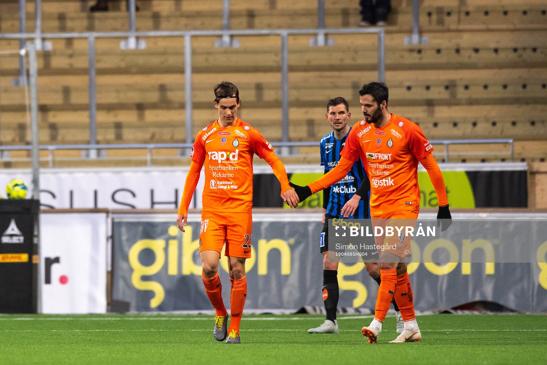AFC Eskilstunas Adi Nalic och Denni Avdic jublar efter 3-1 under fotbollsmatchen i Allsvenskan mellan Sirius och AFC Eskilstuna den 8 april 2019 i Uppsala.