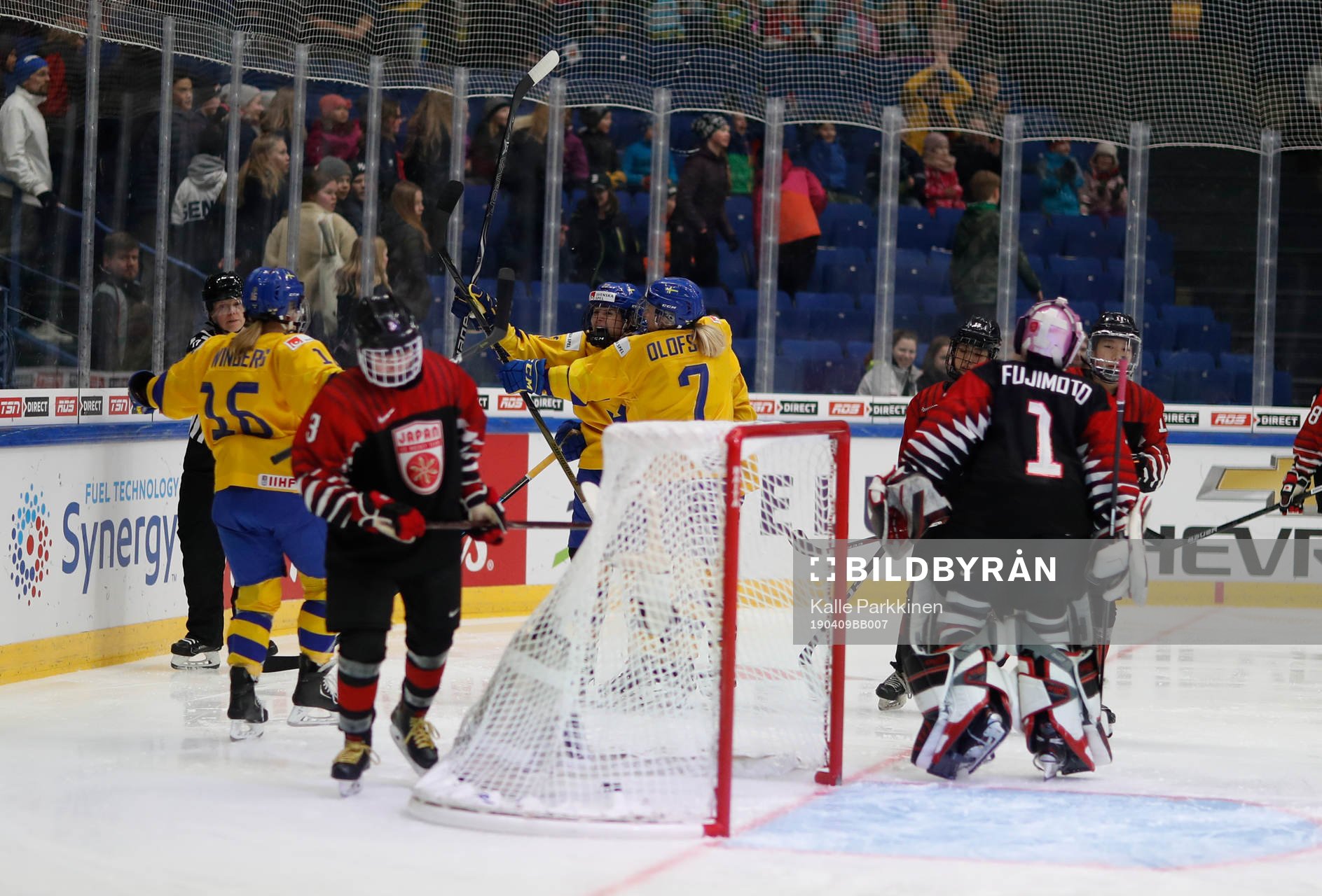 r27Emma Nordin #27, SWE and team celebrating 1-0 goal