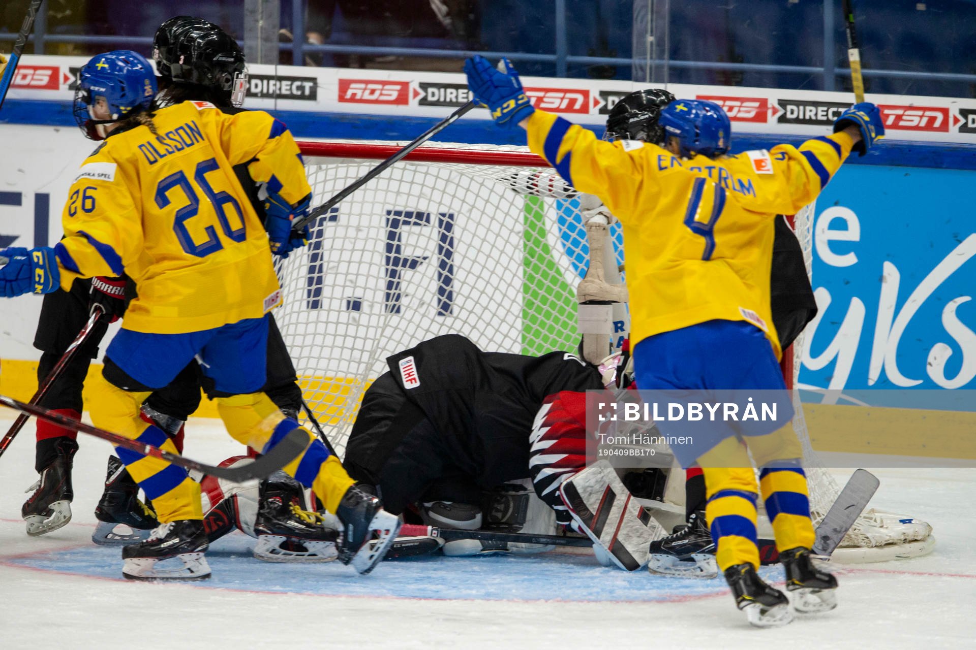 Sofia Engström #4, SWE score 2-1, Hanna Olsson #26, SWE,