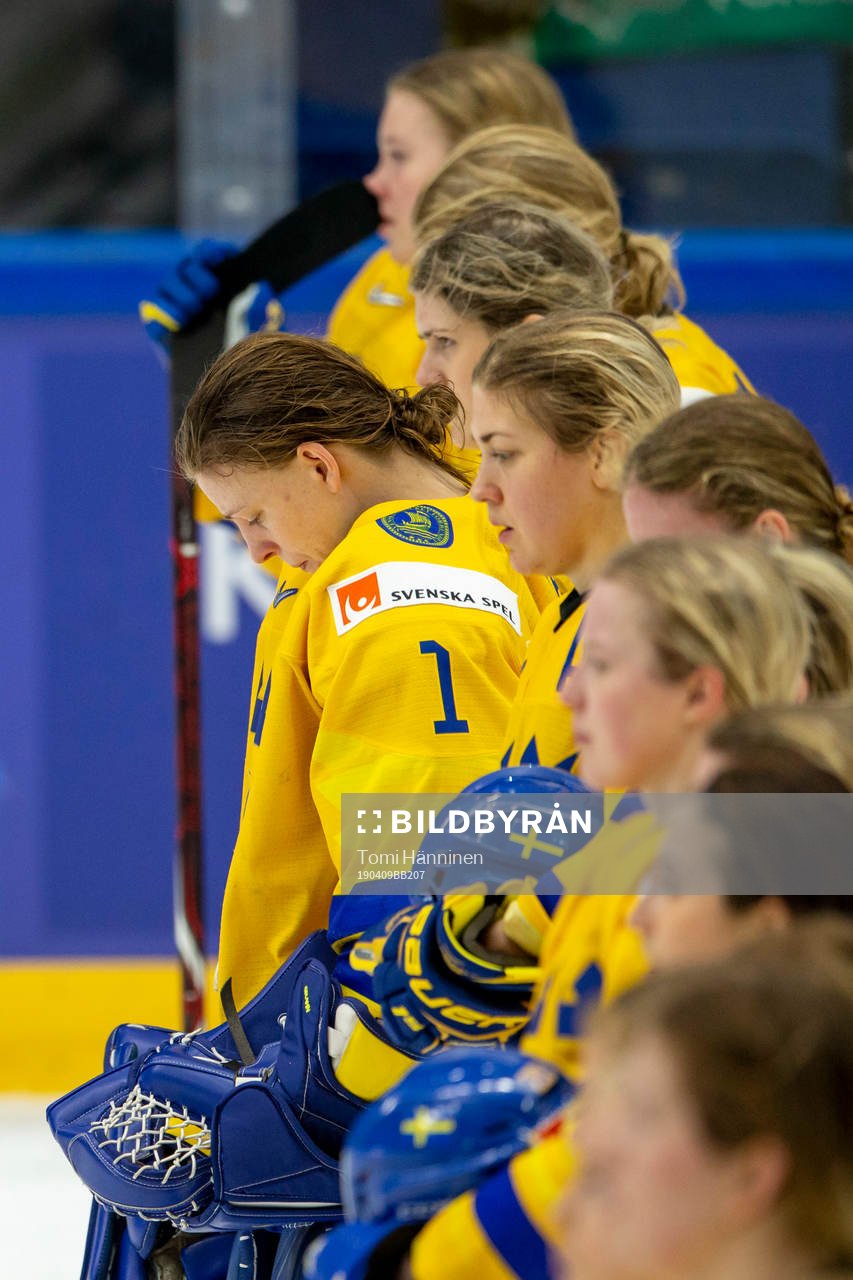 Disappointed Swedish players, Sara Grahn #1, SWE