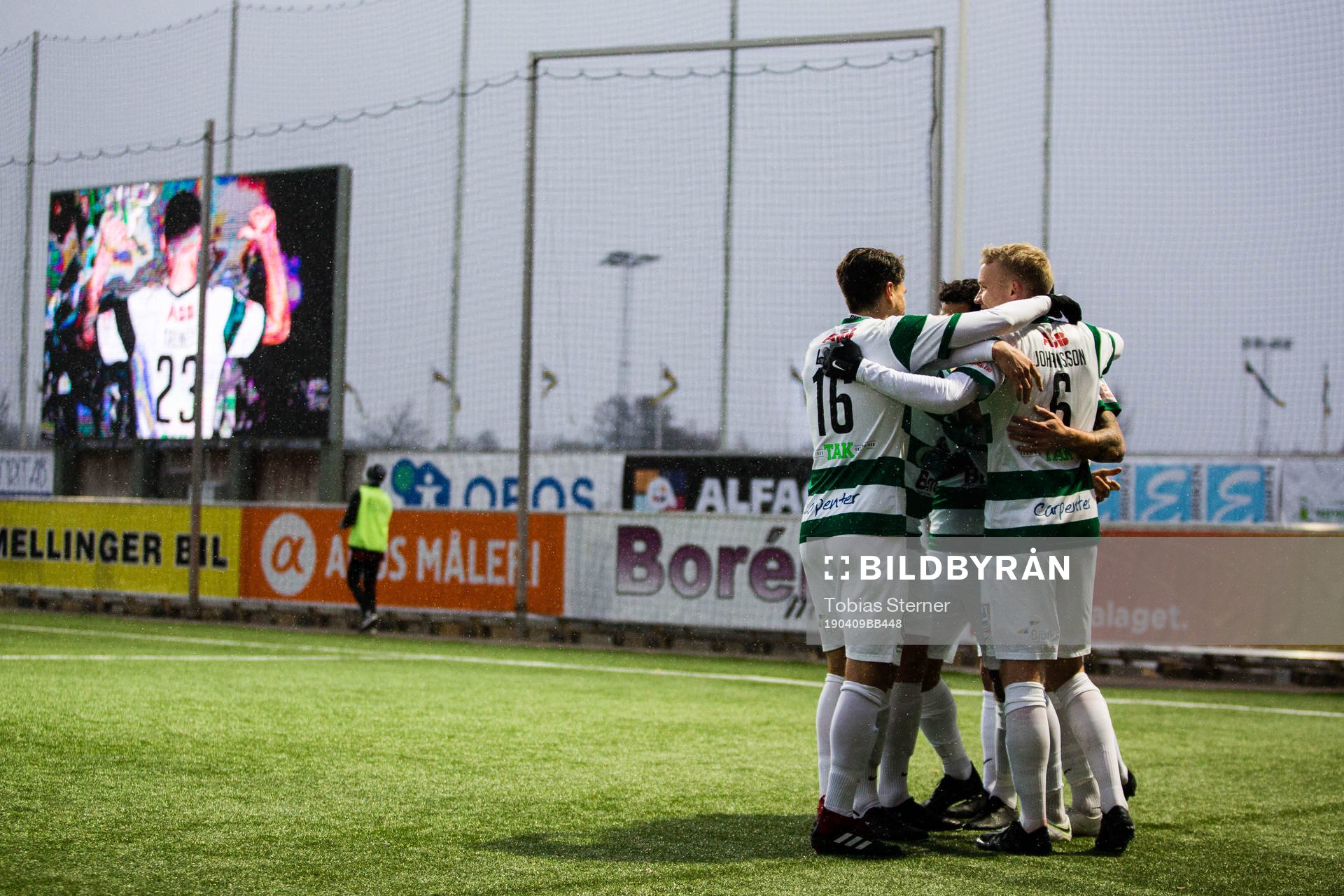 Västerås Filip Tronet jublar med lagkamrater efter 1-0 under fotbollsmatchen i Superettan mellan Västerås och Brage den 9 april 2019 i Västerås.