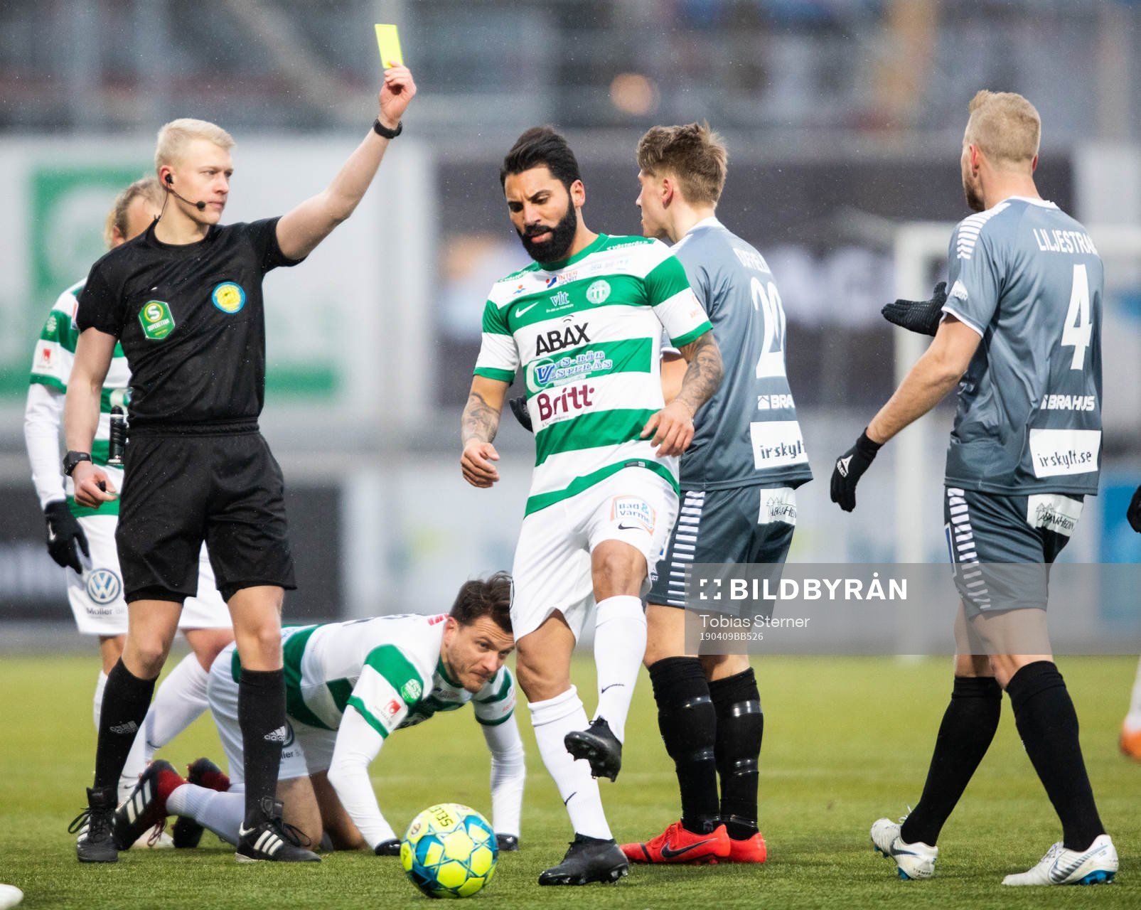 Brages Mattias Liljestrand får gult kort av domare Adam Ladebäck under fotbollsmatchen i Superettan mellan Västerås och Brage den 9 april 2019 i Västerås.
