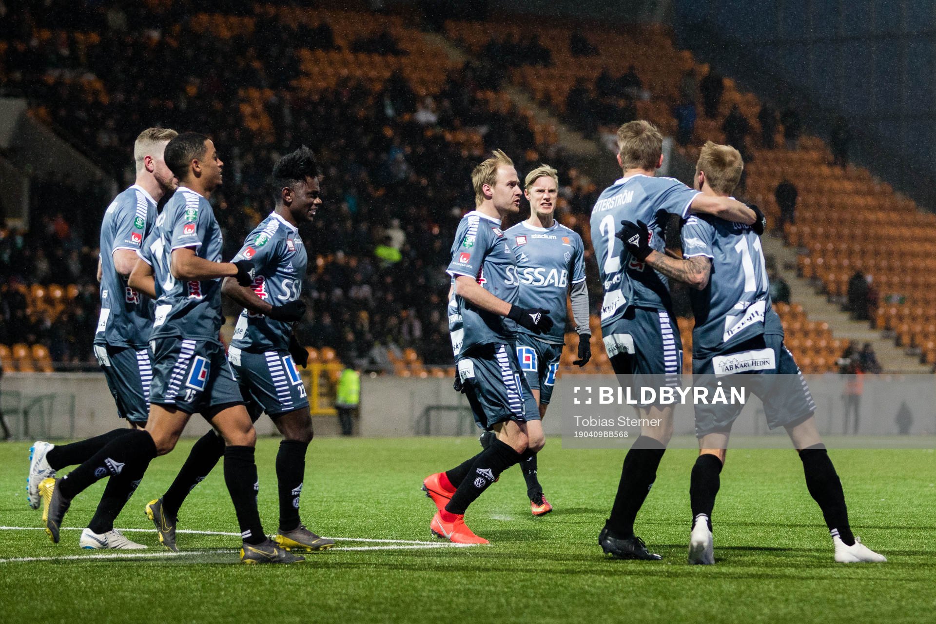 Brages Anton Lundin jublar med lagkamrater efter 1-1 under fotbollsmatchen i Superettan mellan Västerås och Brage den 9 april 2019 i Västerås.