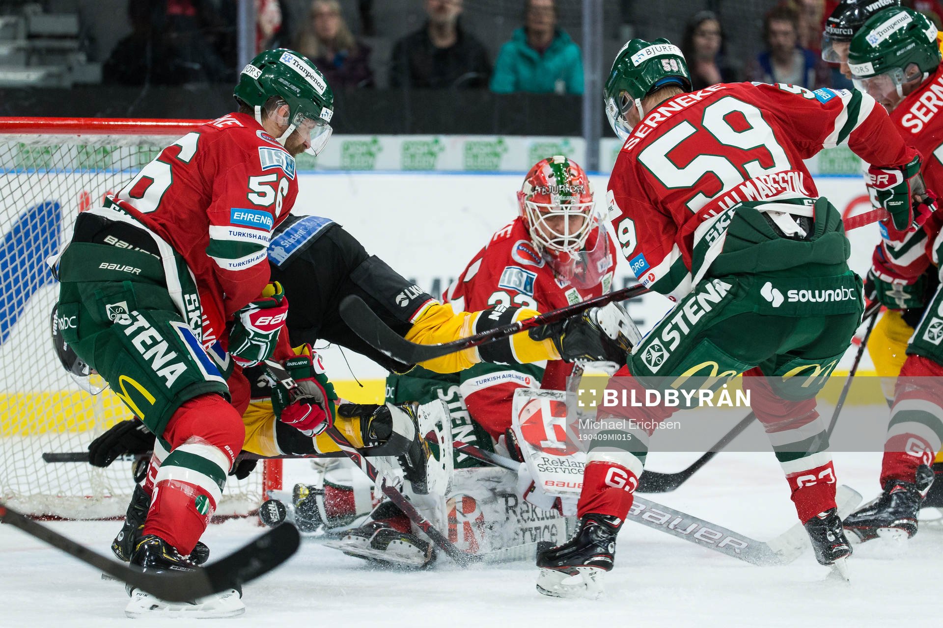 Luleås Austin Farley faller in i Frölundas målgård